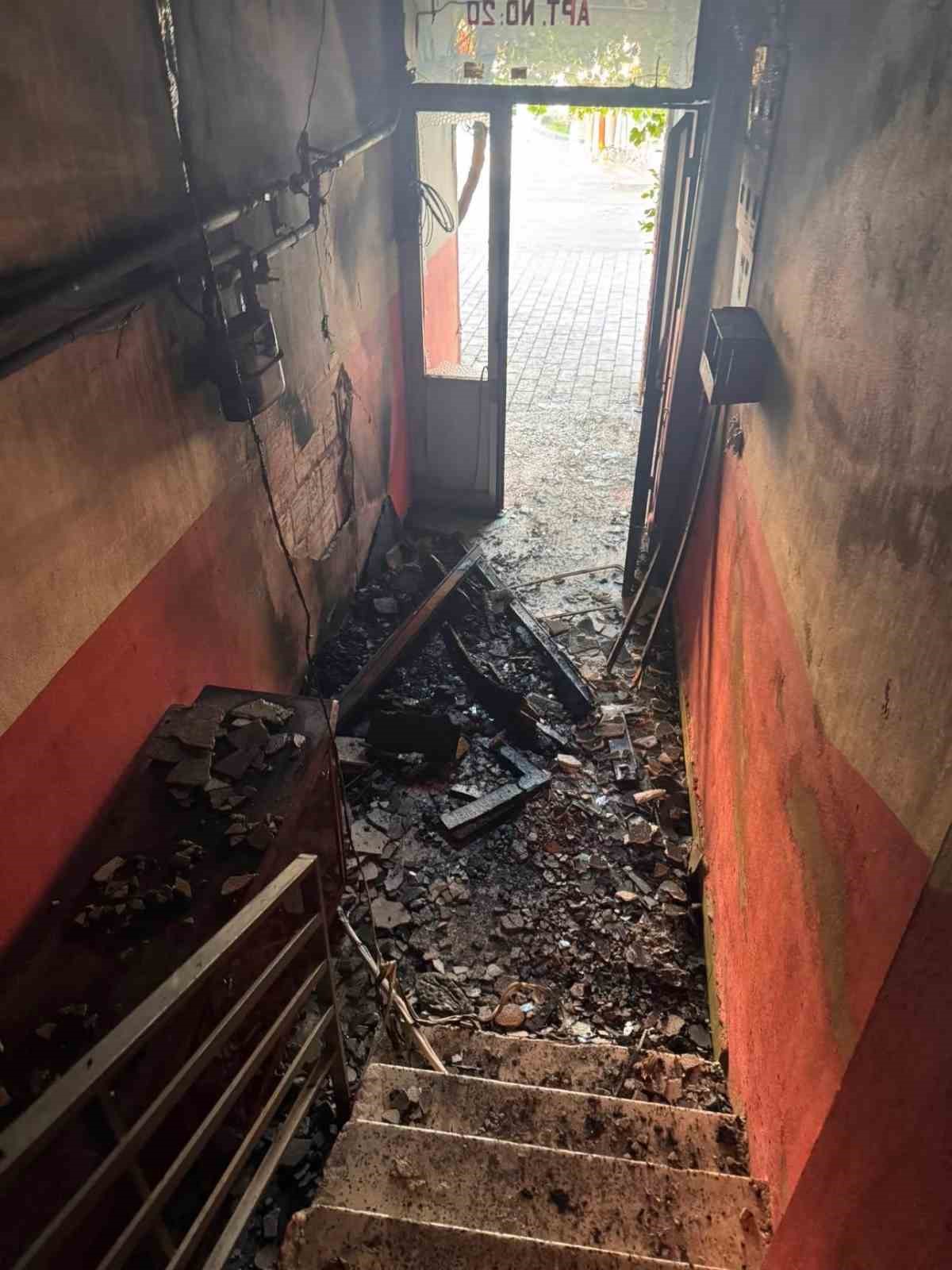 Silivri Sahili’nde apartman yangını: Mahsur kalanlar balkonlardan kurtarıldı