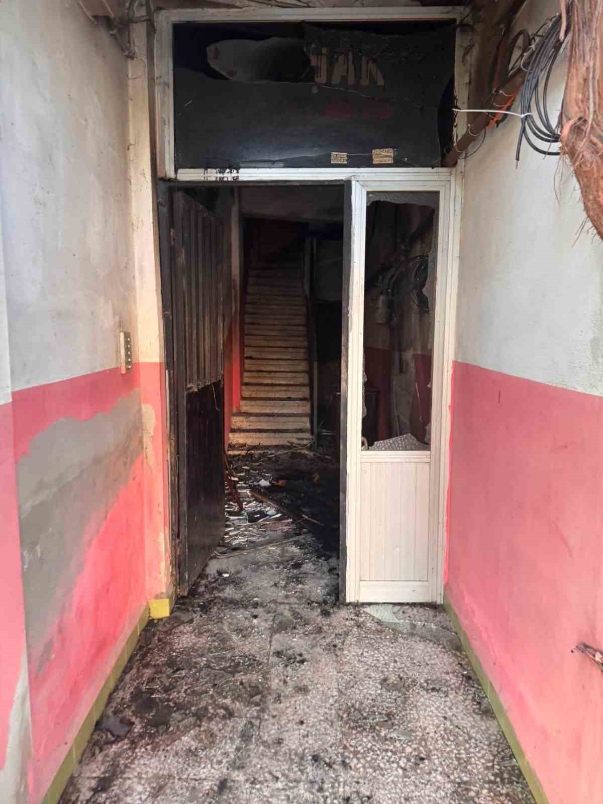 Silivri Sahili’nde apartman yangını: Mahsur kalanlar balkonlardan kurtarıldı