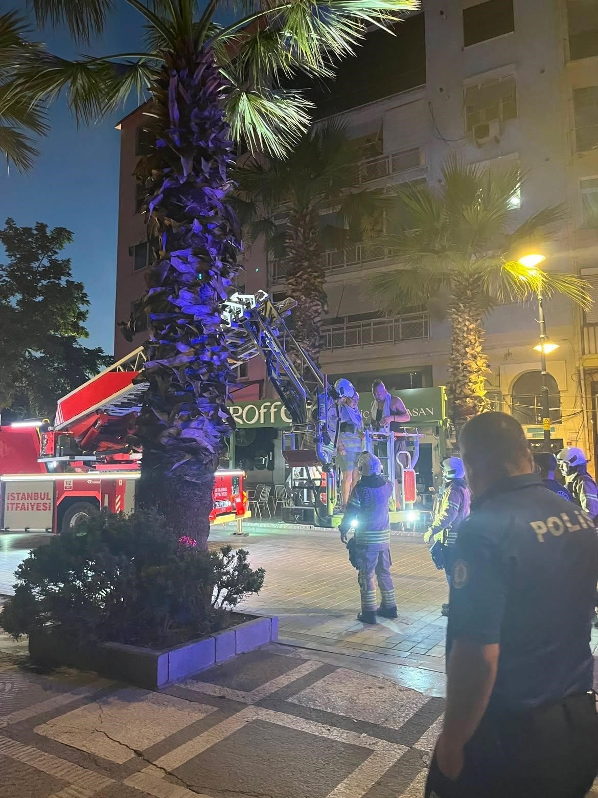 Silivri Sahili’nde apartman yangını: Mahsur kalanlar balkonlardan kurtarıldı