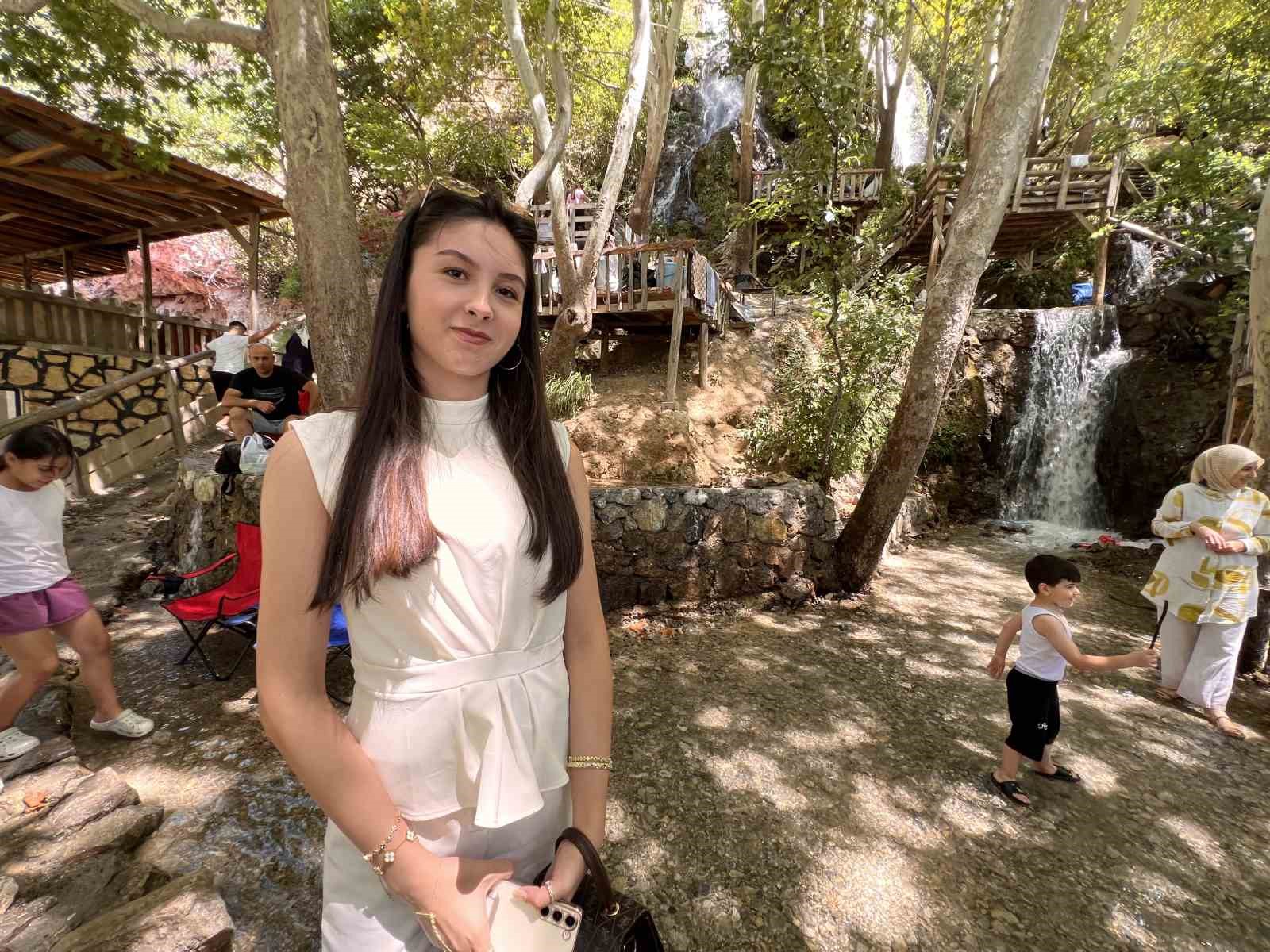 Yaz sıcağından kaçanların adresi Savruk Şelalesi oldu