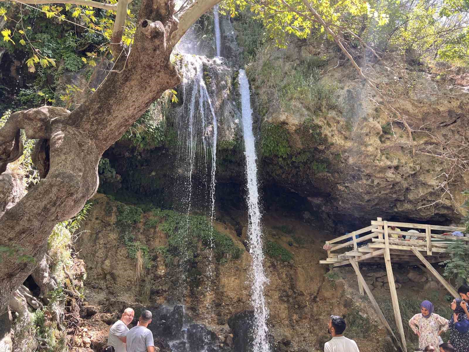 Yaz sıcağından kaçanların adresi Savruk Şelalesi oldu