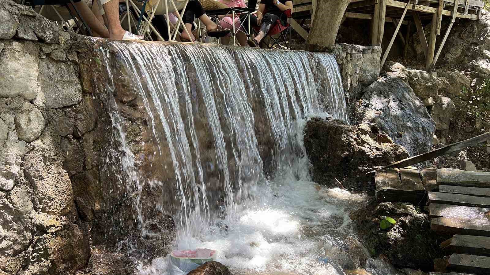 Yaz sıcağından kaçanların adresi Savruk Şelalesi oldu