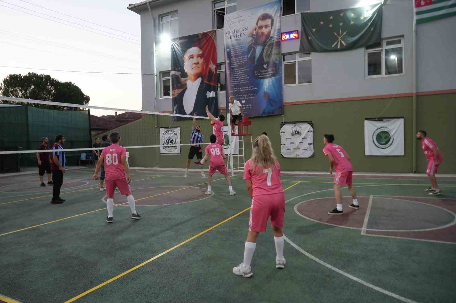 Hayatını kaybeden dalgıç için 12 takım sahaya çıktı