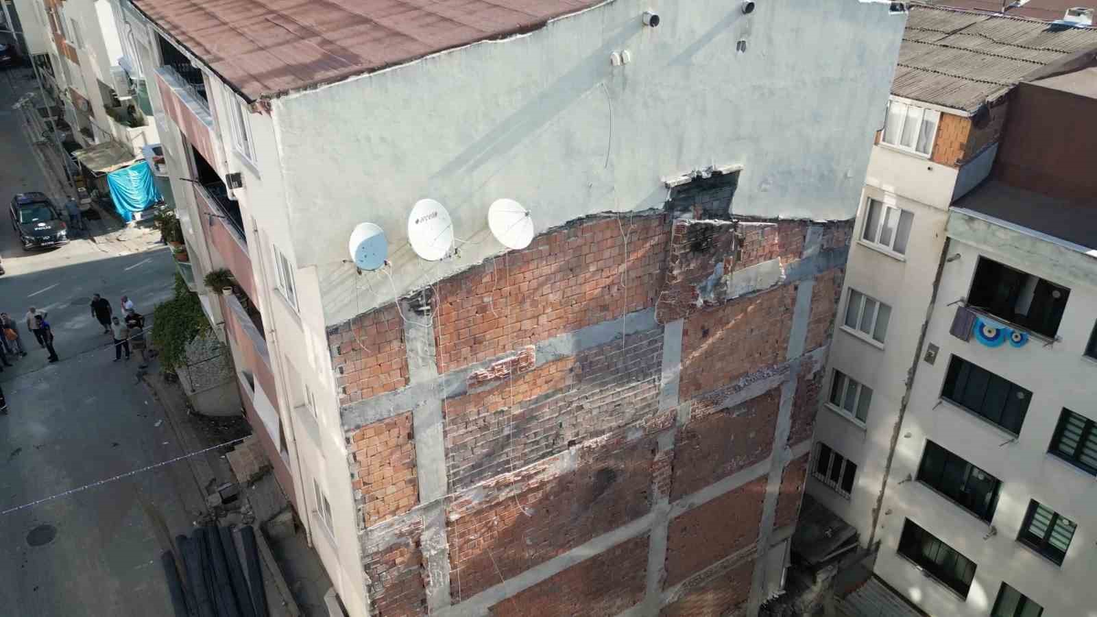 Sultangazi’de temel kazısı sırasında yan bina zarar gördü: Tedbir amaçlı boşaltıldı