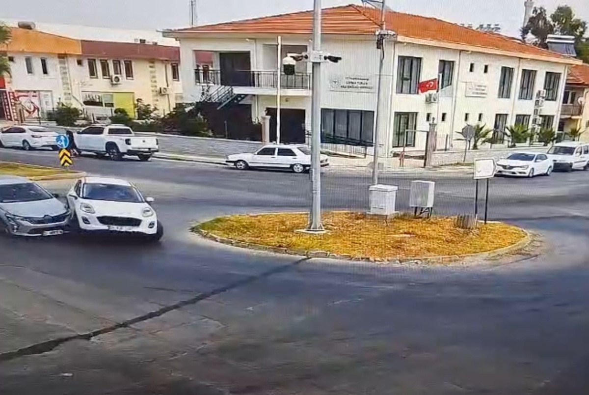 Otomobiller kavşakta çarpıştı, kaza anı güvenlik kamerasına yansıdı:1 yaralı