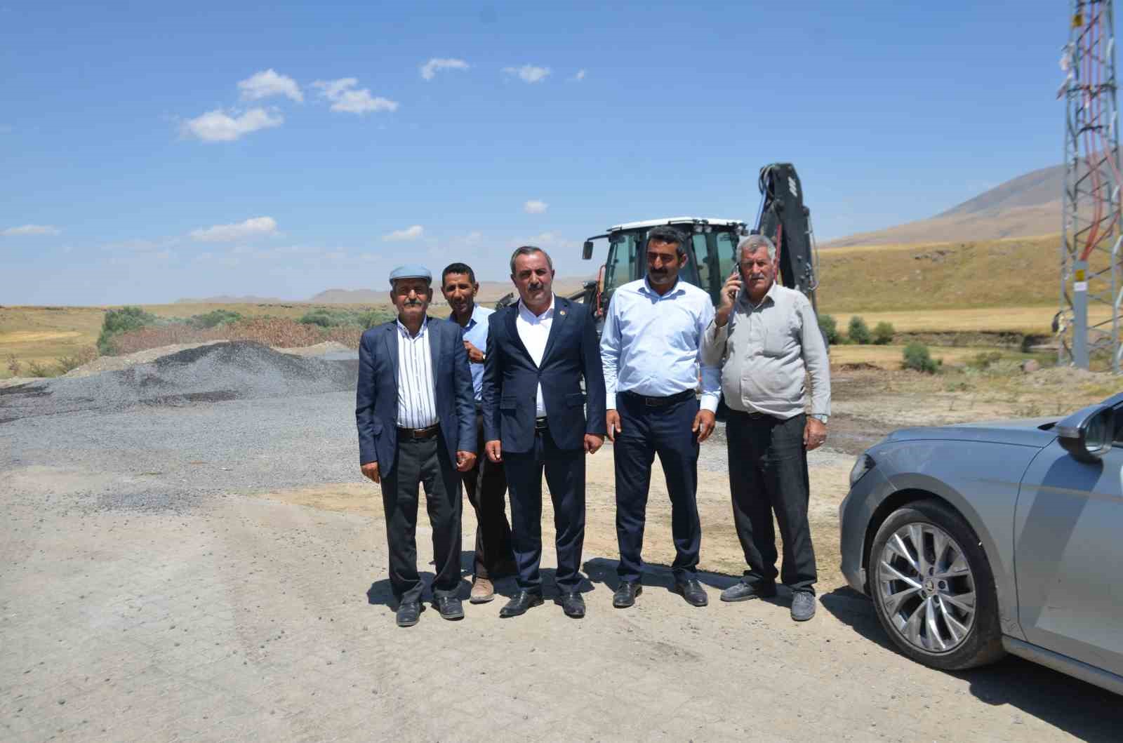 Uzgörür’de asfalt ve altyapı çalışmaları sürüyor