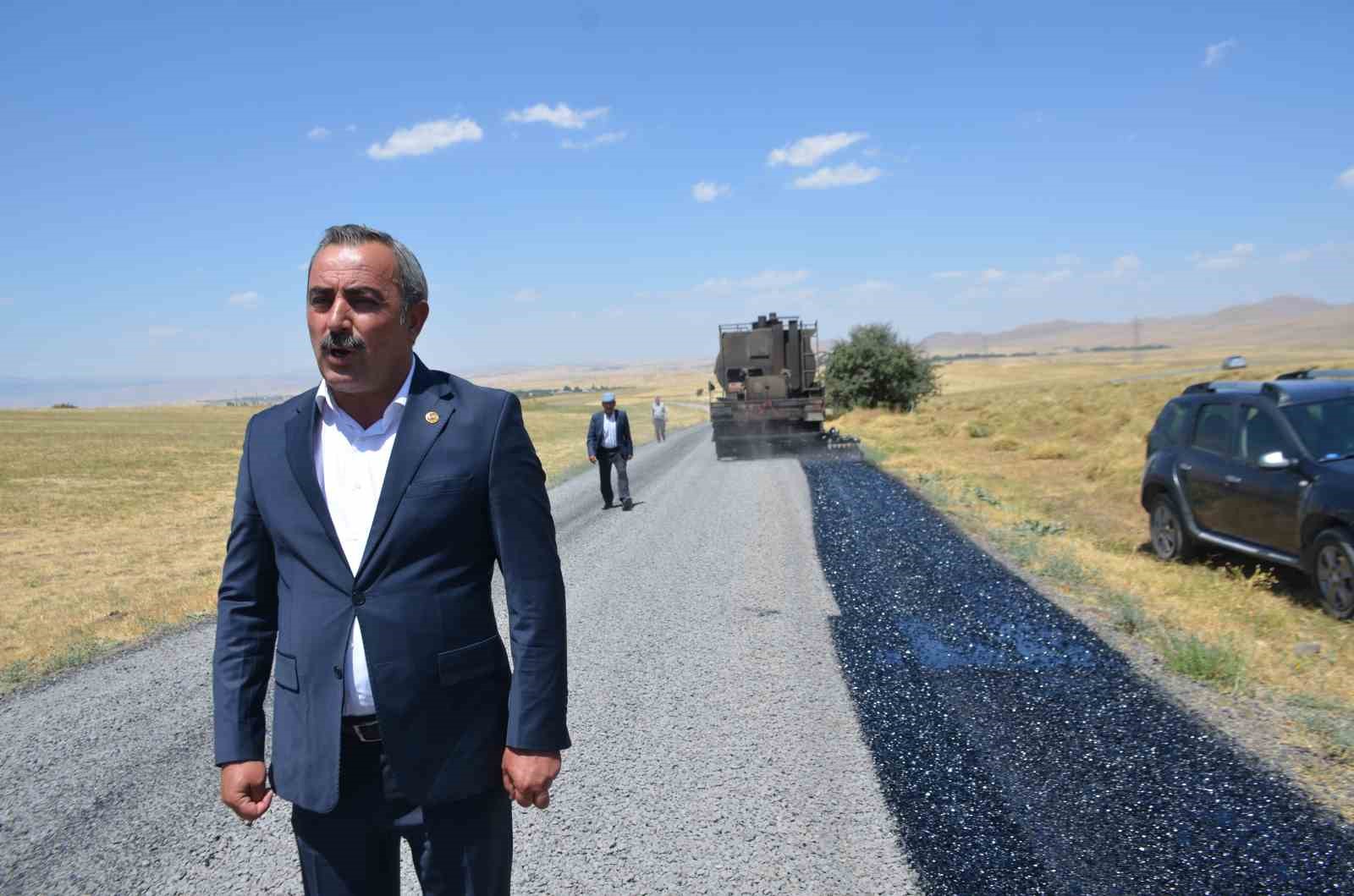 Uzgörür’de asfalt ve altyapı çalışmaları sürüyor