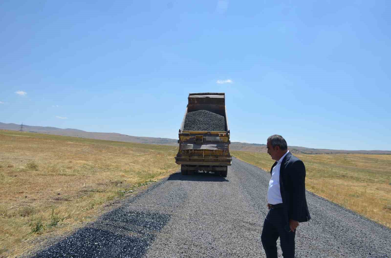 Uzgörür’de asfalt ve altyapı çalışmaları sürüyor