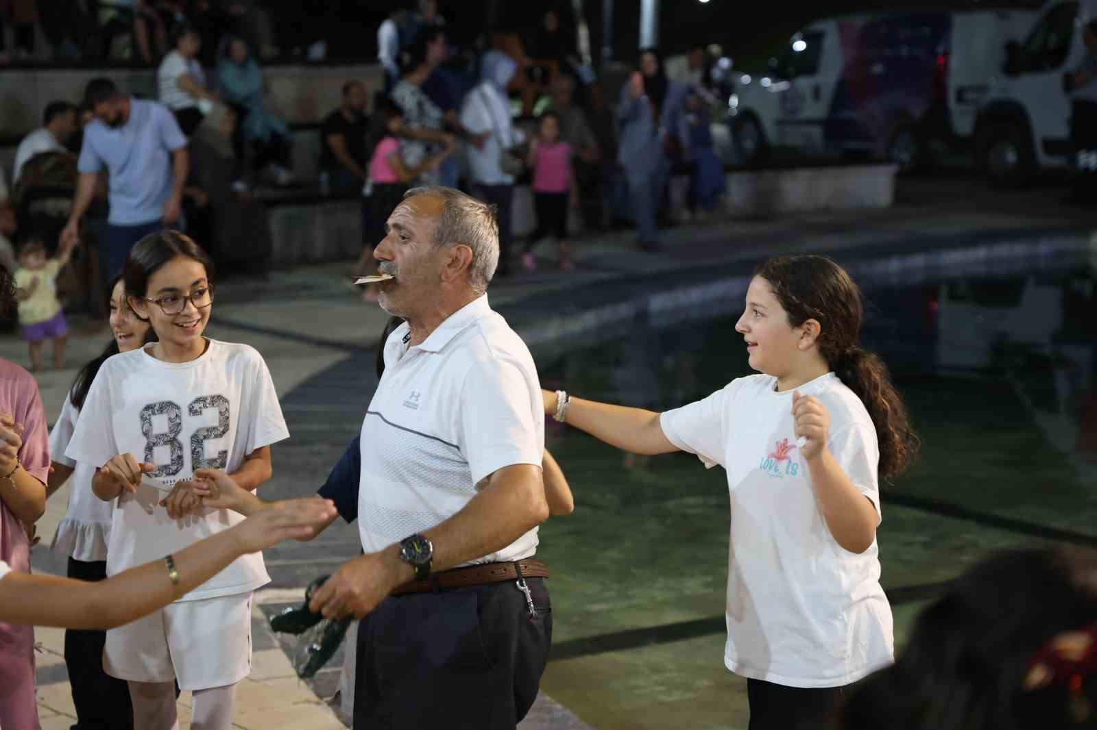 İnşaatçı ustasının "Halayı bırakma" vasiyetini 54 yıldır oynayarak yaşatıyor