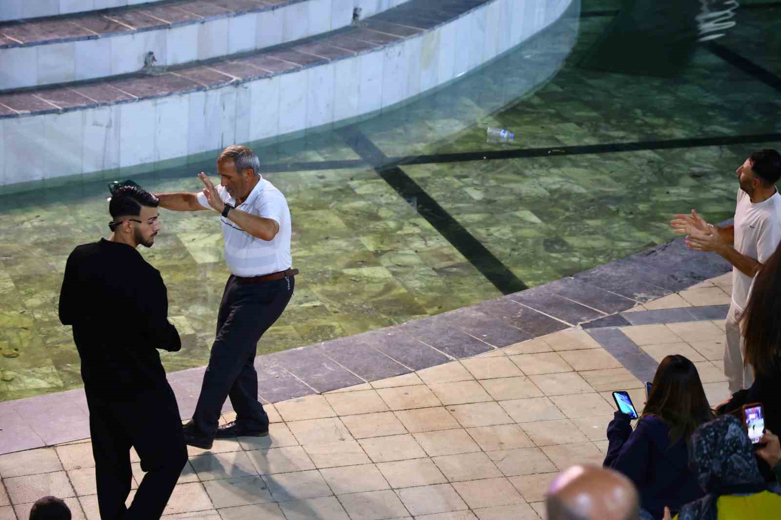 İnşaatçı ustasının "Halayı bırakma" vasiyetini 54 yıldır oynayarak yaşatıyor