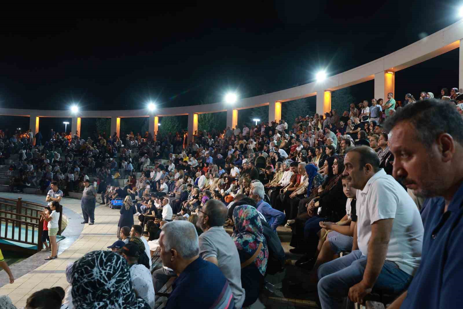 İnşaatçı ustasının "Halayı bırakma" vasiyetini 54 yıldır oynayarak yaşatıyor
