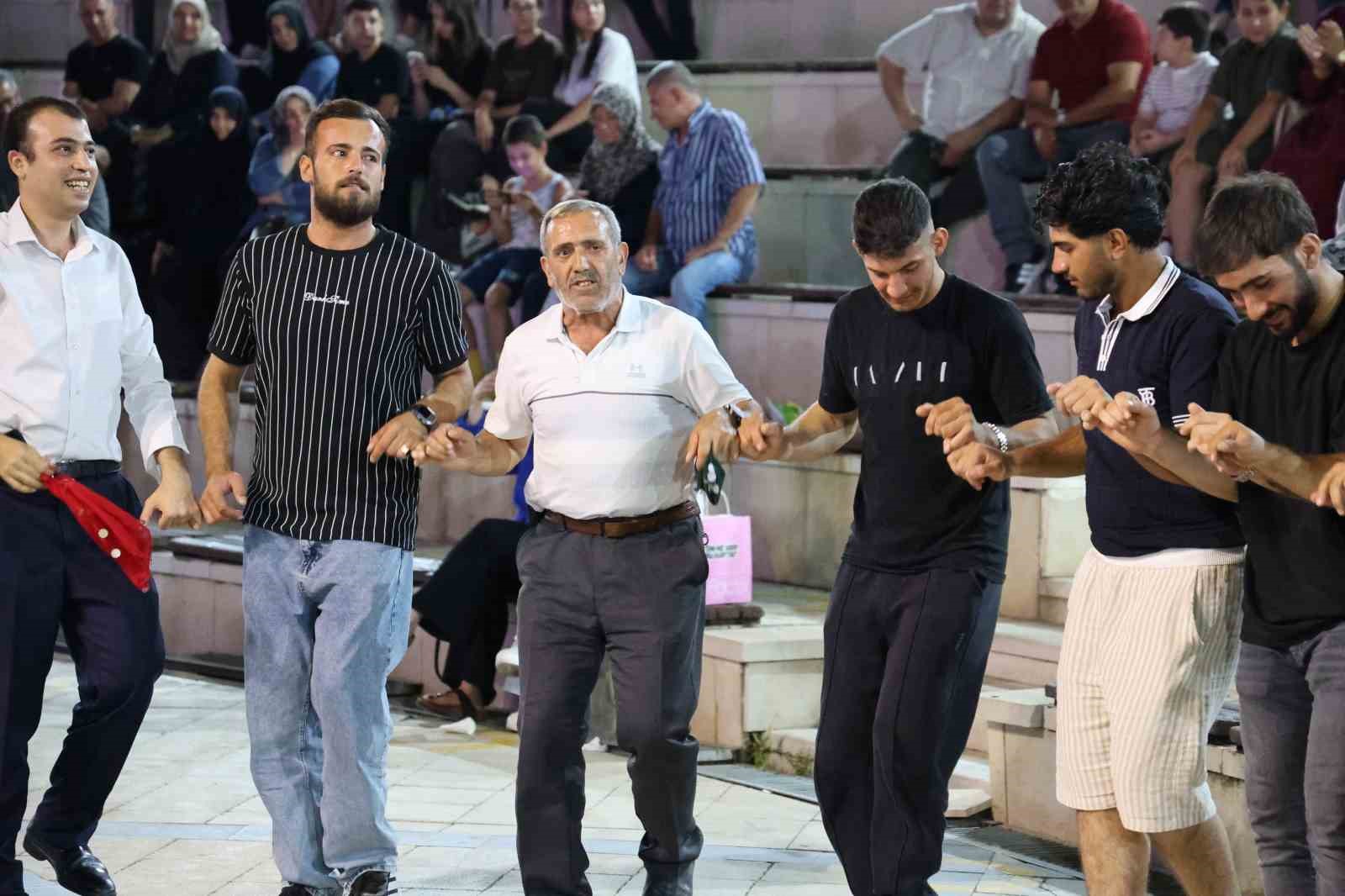 İnşaatçı ustasının "Halayı bırakma" vasiyetini 54 yıldır oynayarak yaşatıyor