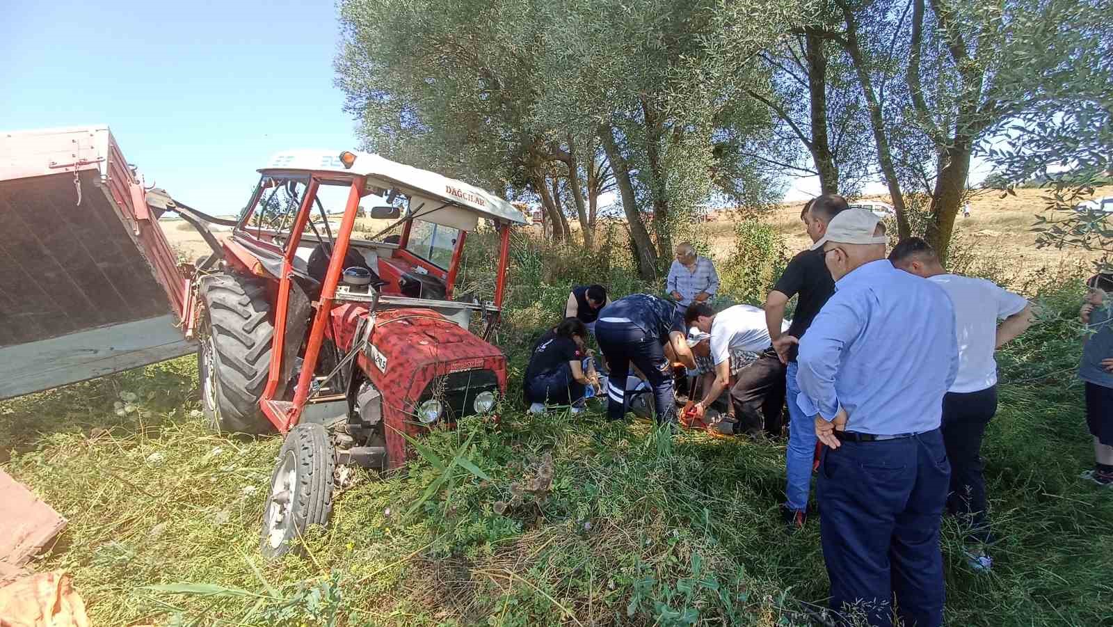 Buğday yüklü traktör devrildi, sürücü yaralandı