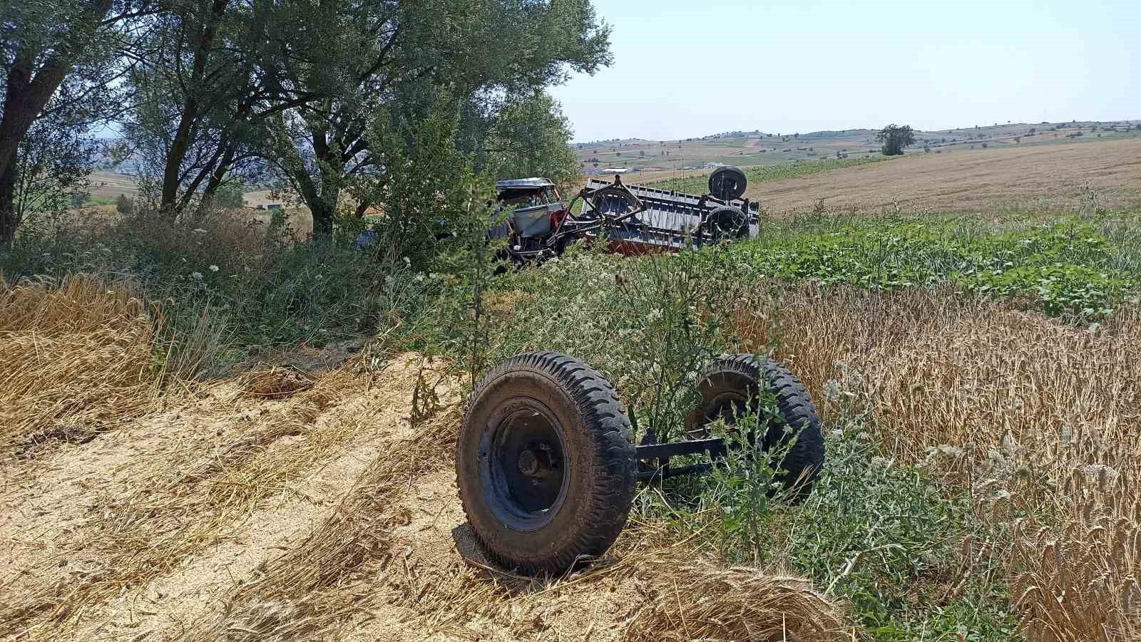 Buğday yüklü traktör devrildi, sürücü yaralandı