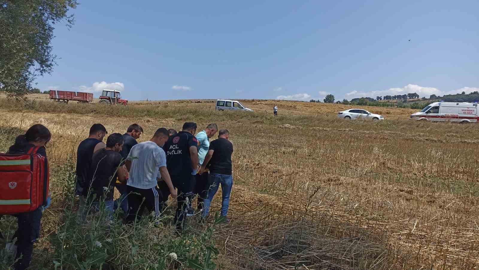 Buğday yüklü traktör devrildi, sürücü yaralandı