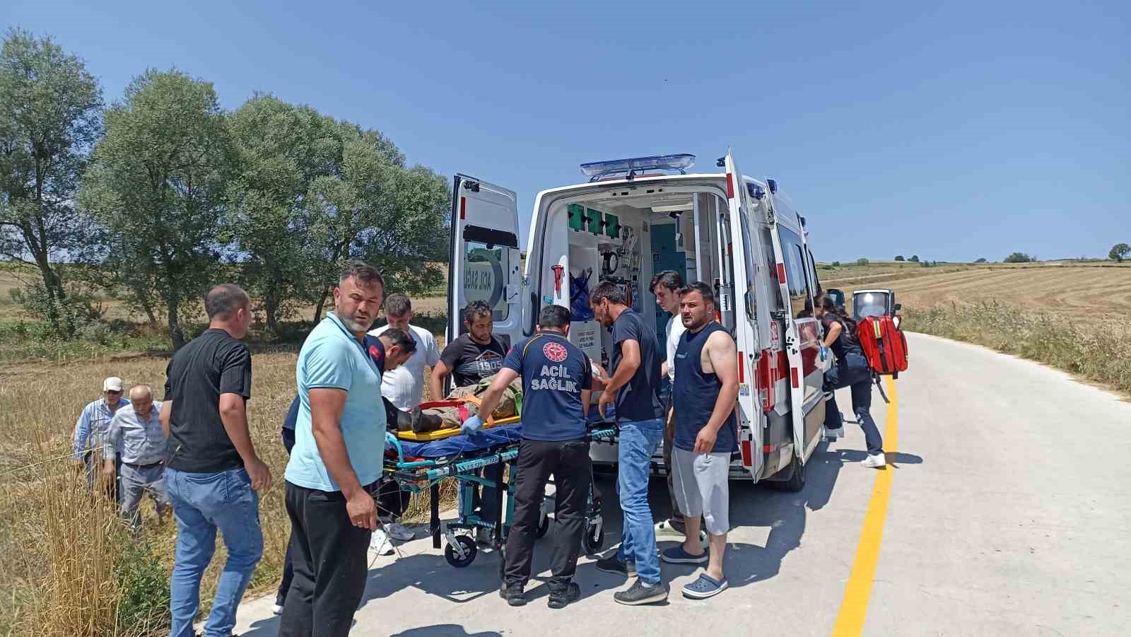Buğday yüklü traktör devrildi, sürücü yaralandı