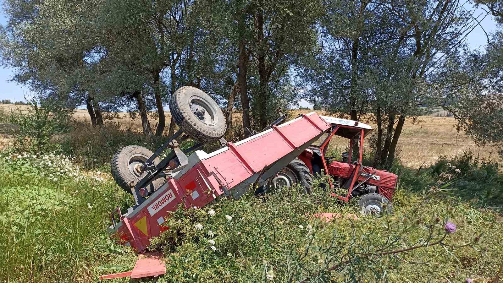 Buğday yüklü traktör devrildi, sürücü yaralandı