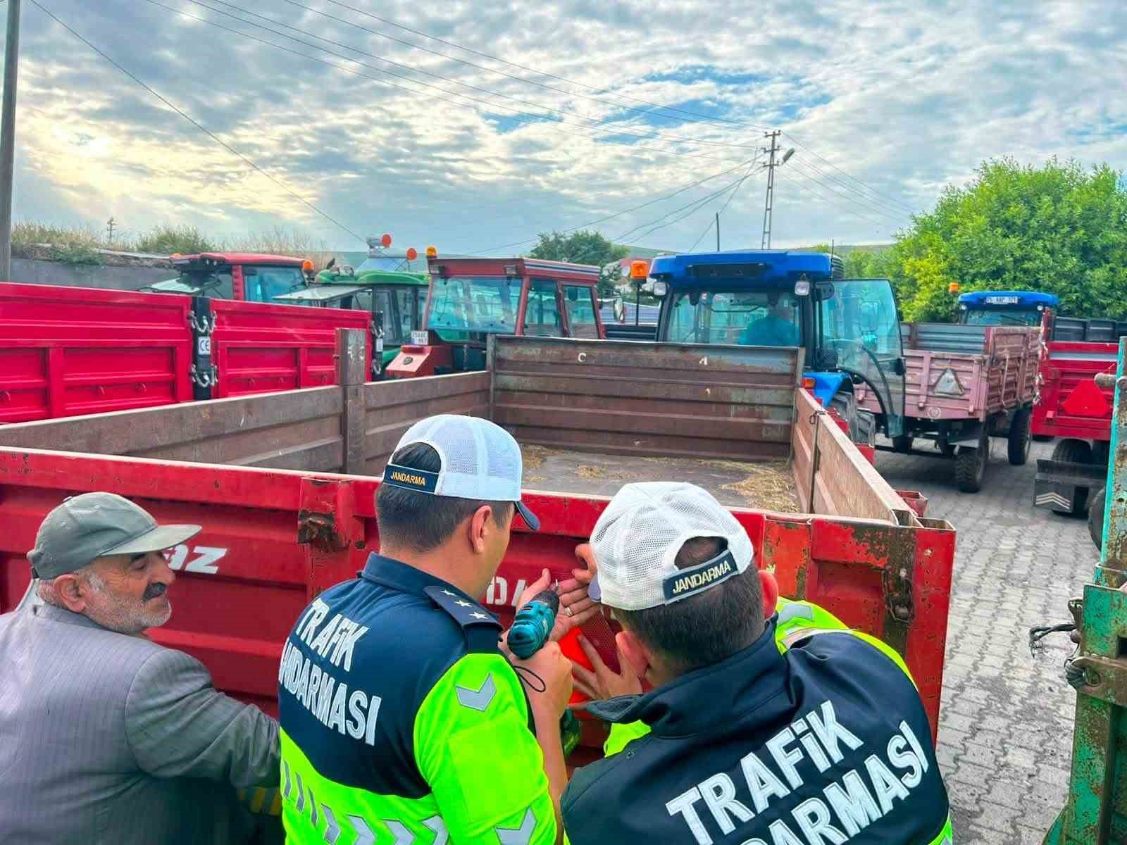 Jandarma trafik ekiplerinden "Reflektör tak, görünür ol" uygulaması