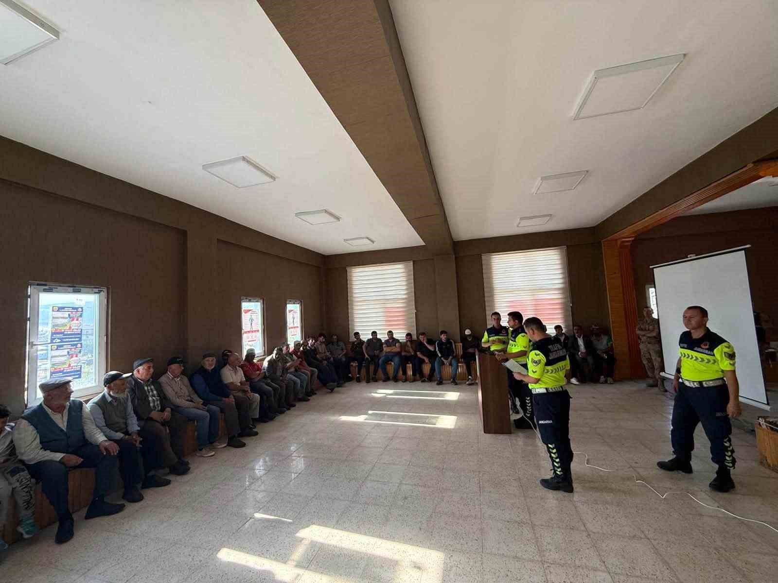 Jandarma trafik ekiplerinden "Reflektör tak, görünür ol" uygulaması