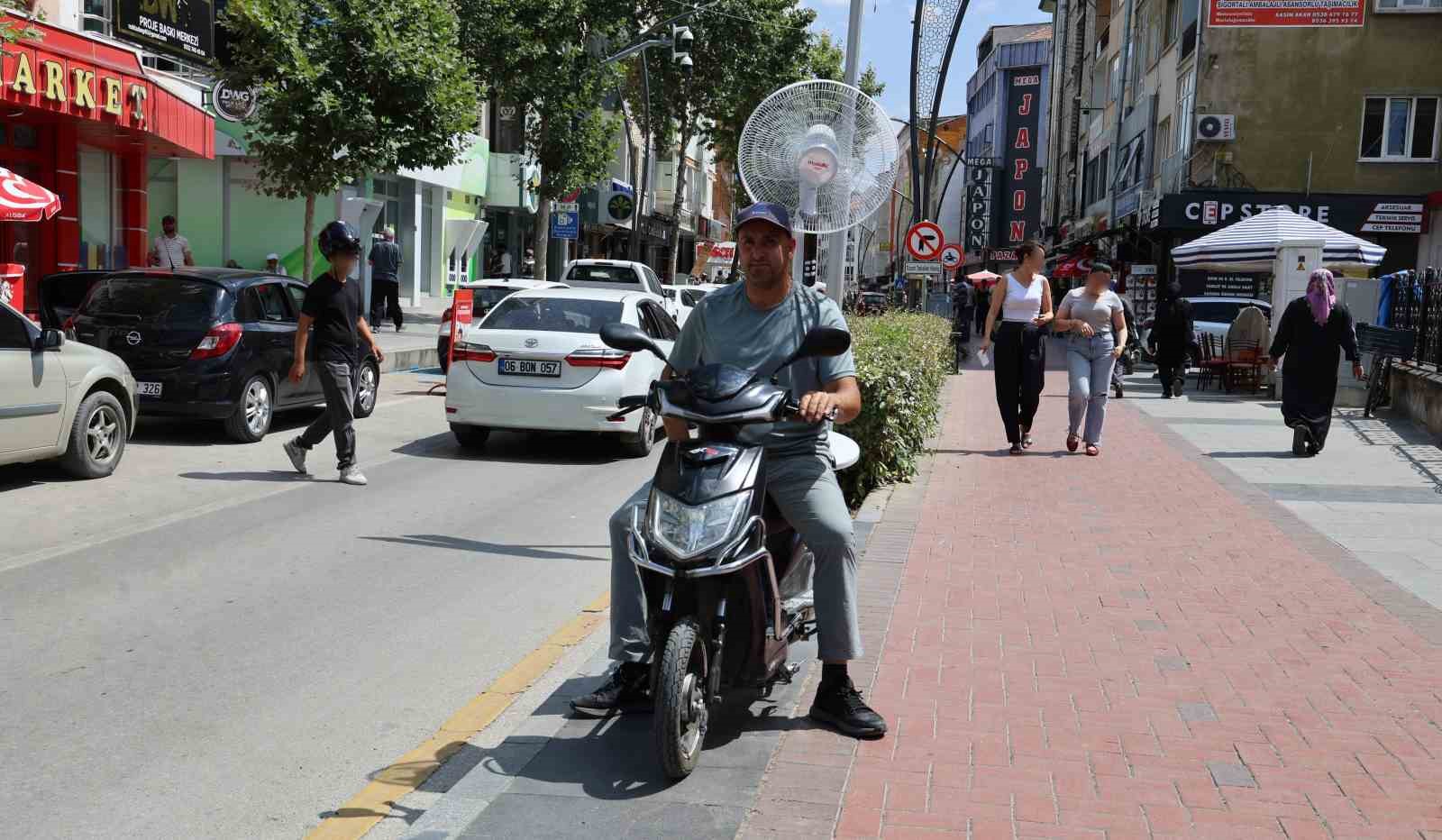 Kırşehir’de sıcaktan bunalan vatandaş, elektrikli motoruna vantilatör taktı