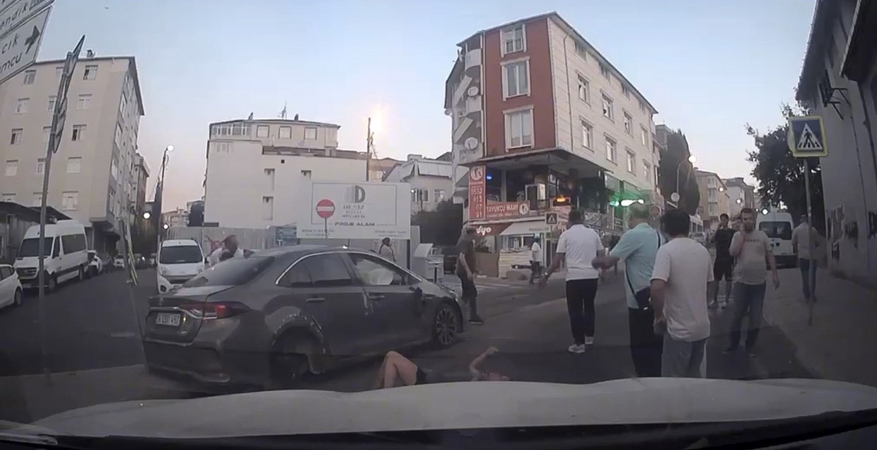 Kartal’da kontrolden çıkan otomobil araçlara çarpıp takla attı