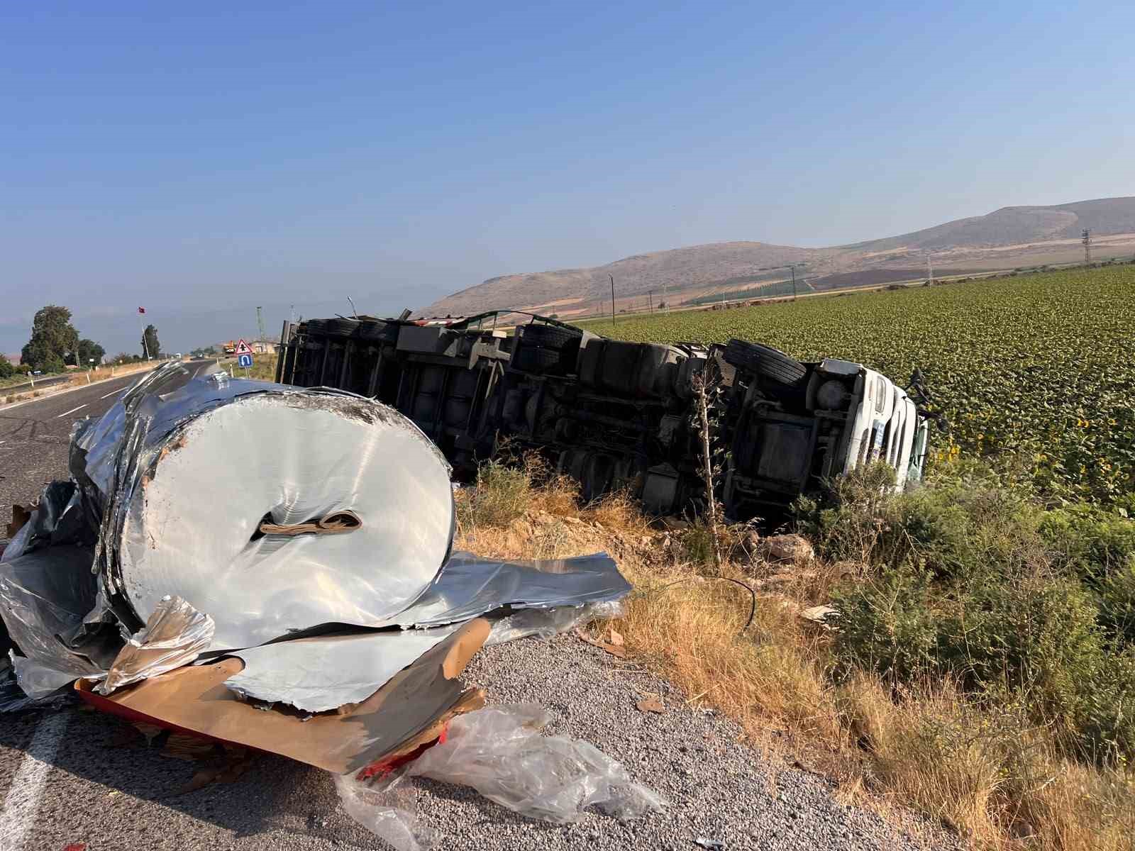 Kumlu’da kaza yapan tırdan yola rulo sac devrildi