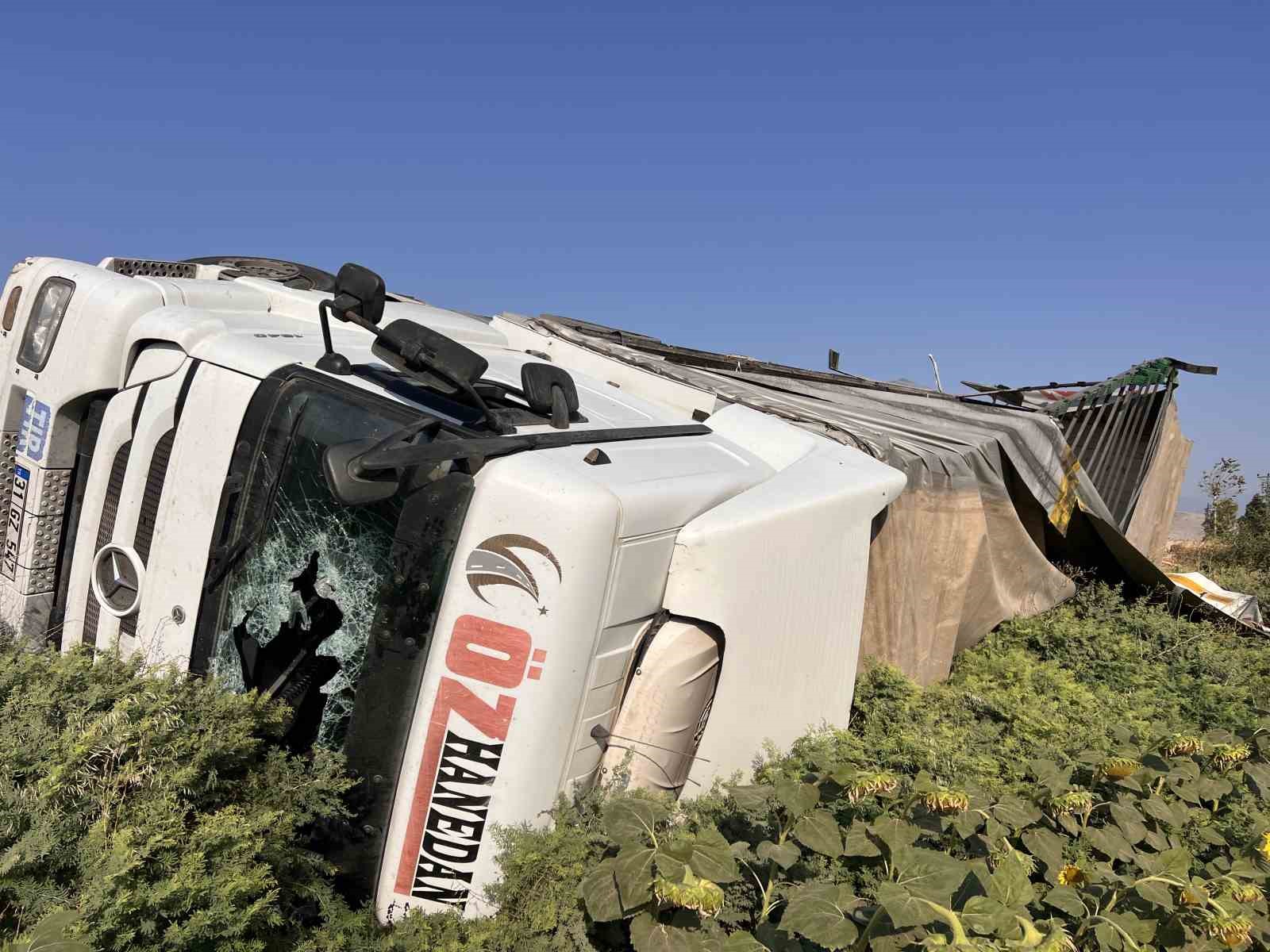 Kumlu’da kaza yapan tırdan yola rulo sac devrildi