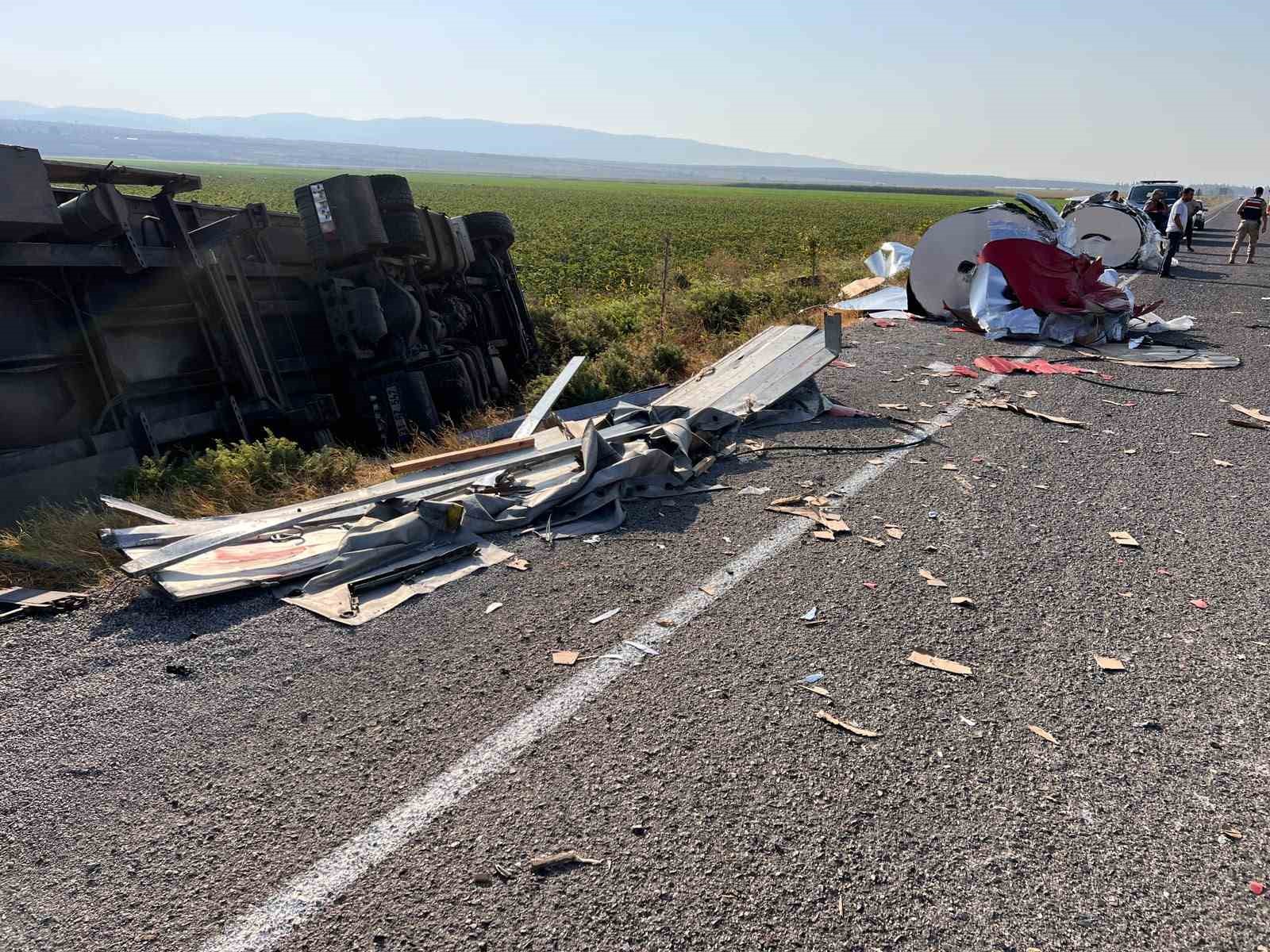 Kumlu’da kaza yapan tırdan yola rulo sac devrildi