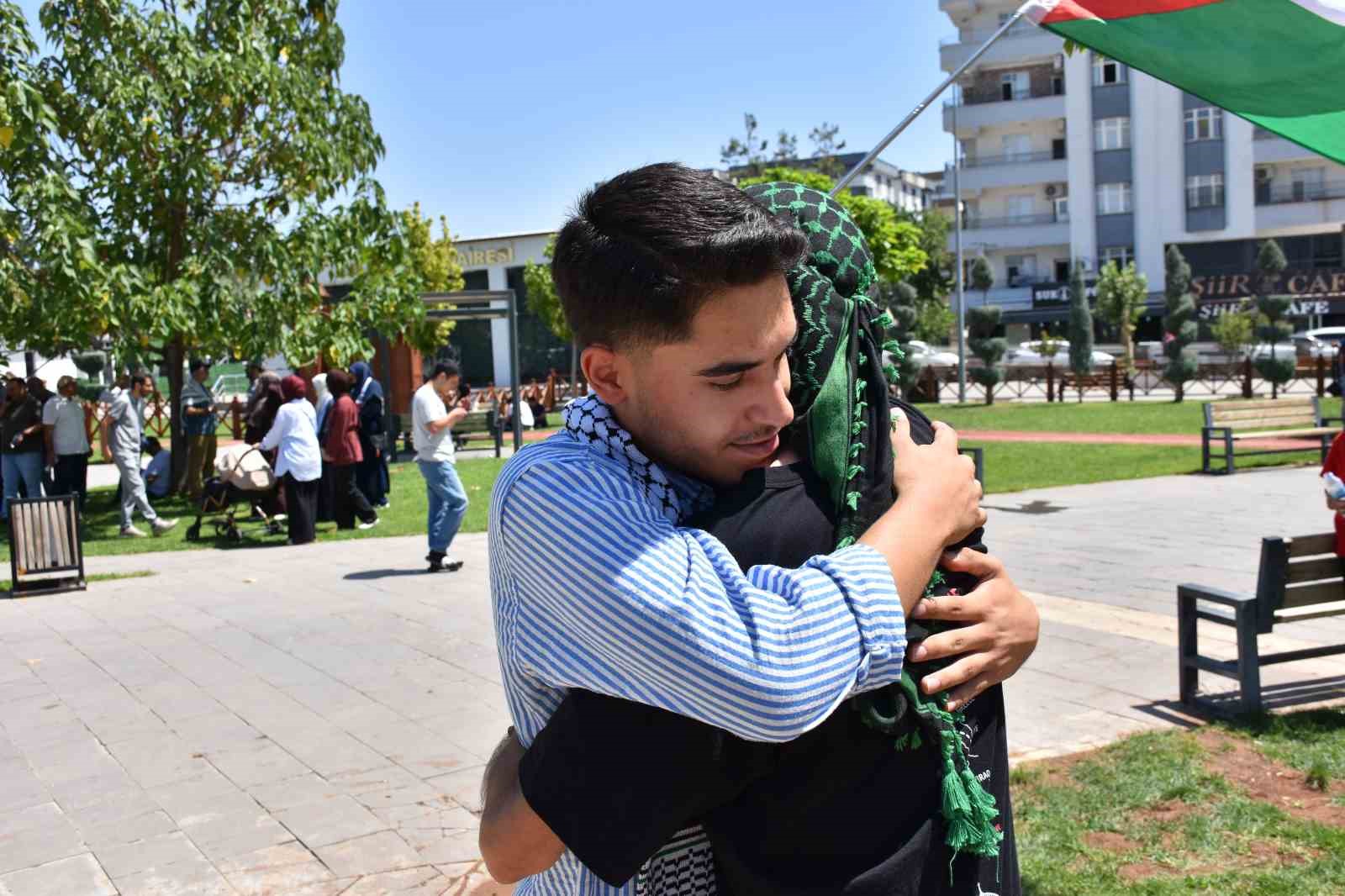 Siverek’te Filistin konvoyuna vatandaşlardan yoğun ilgi