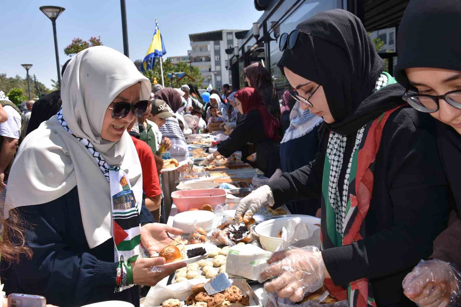 Siverek’te Filistin konvoyuna vatandaşlardan yoğun ilgi