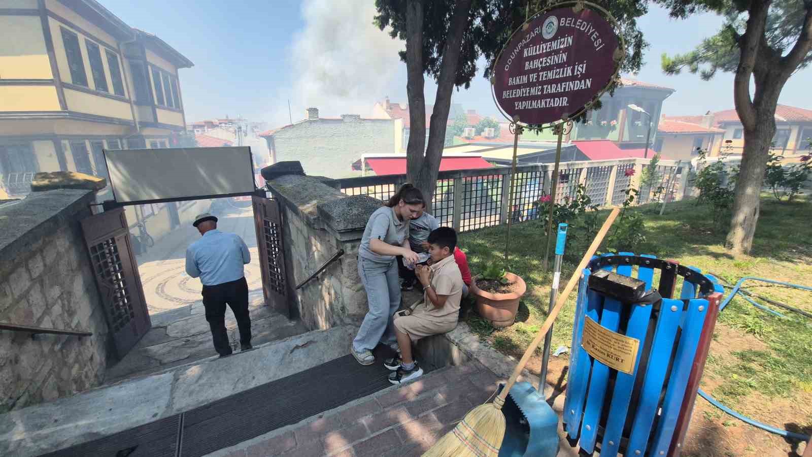 Tarihi bölgede çıkan yangının dumanı sebebiyle vatandaşlar zor anlar yaşadı