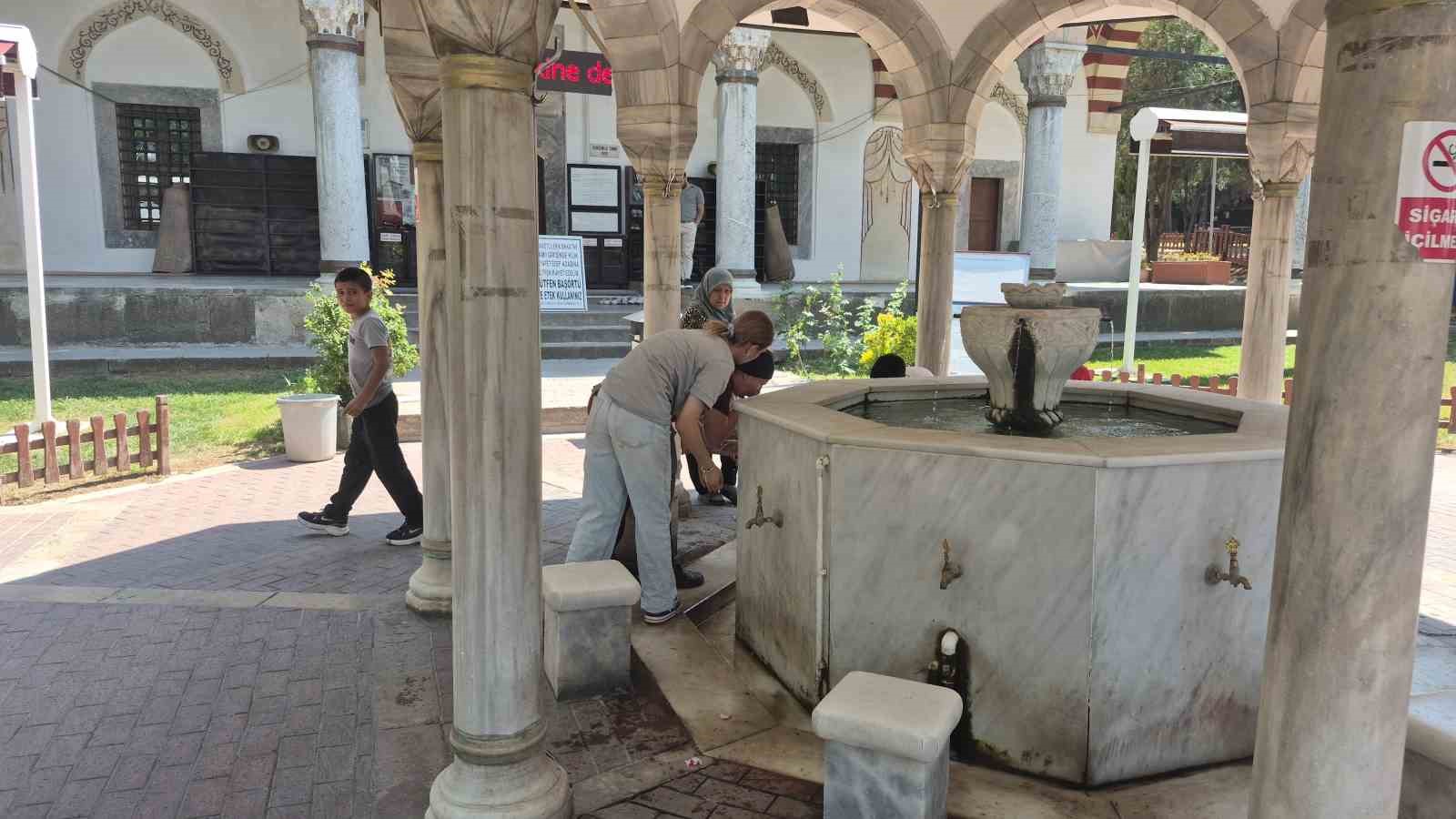 Tarihi bölgede çıkan yangının dumanı sebebiyle vatandaşlar zor anlar yaşadı