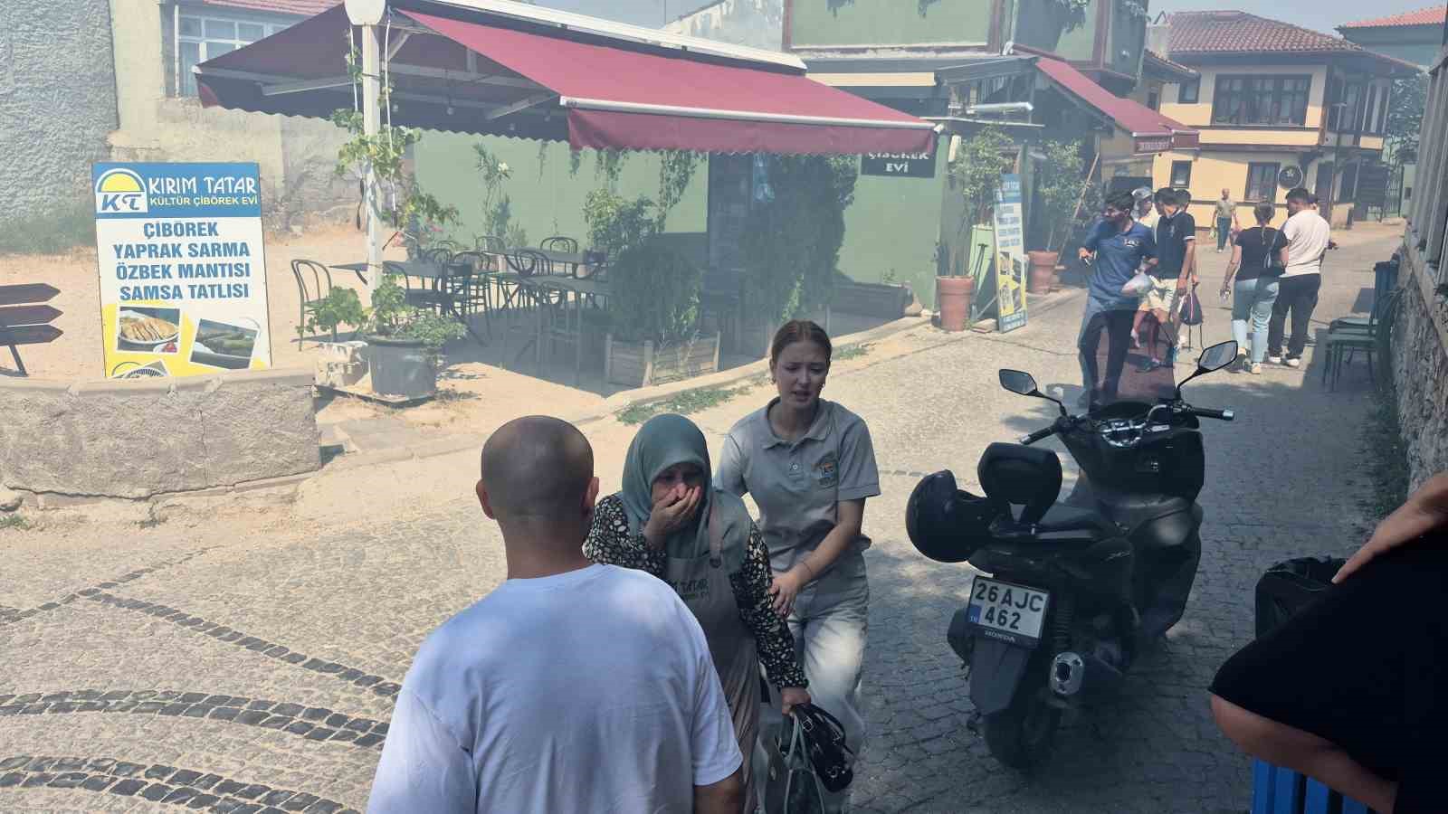 Tarihi bölgede çıkan yangının dumanı sebebiyle vatandaşlar zor anlar yaşadı