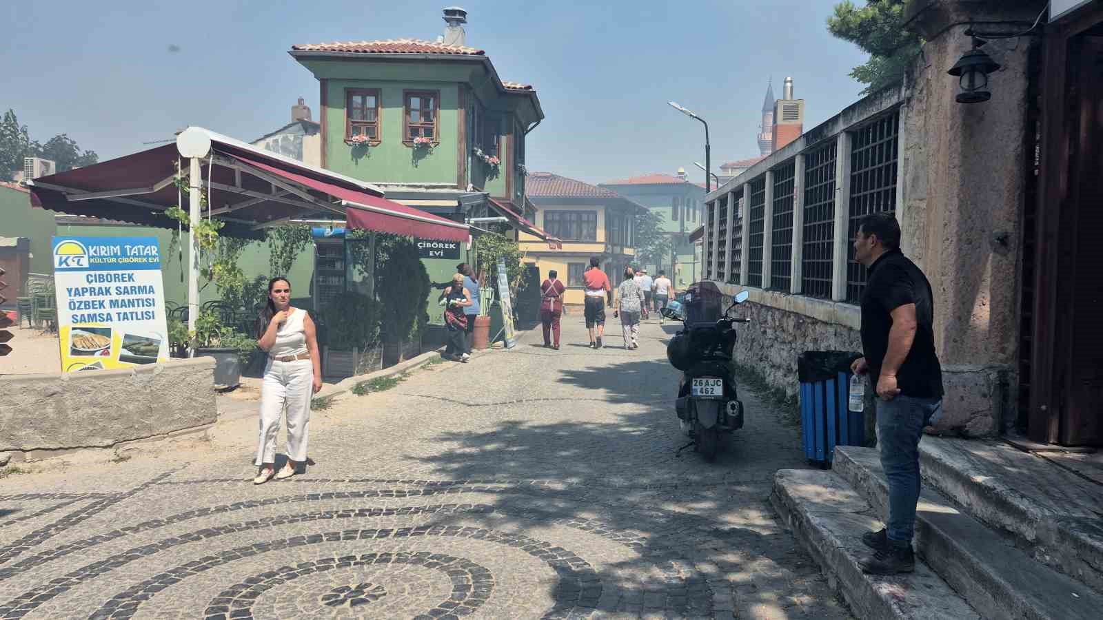 Tarihi bölgede çıkan yangının dumanı sebebiyle vatandaşlar zor anlar yaşadı