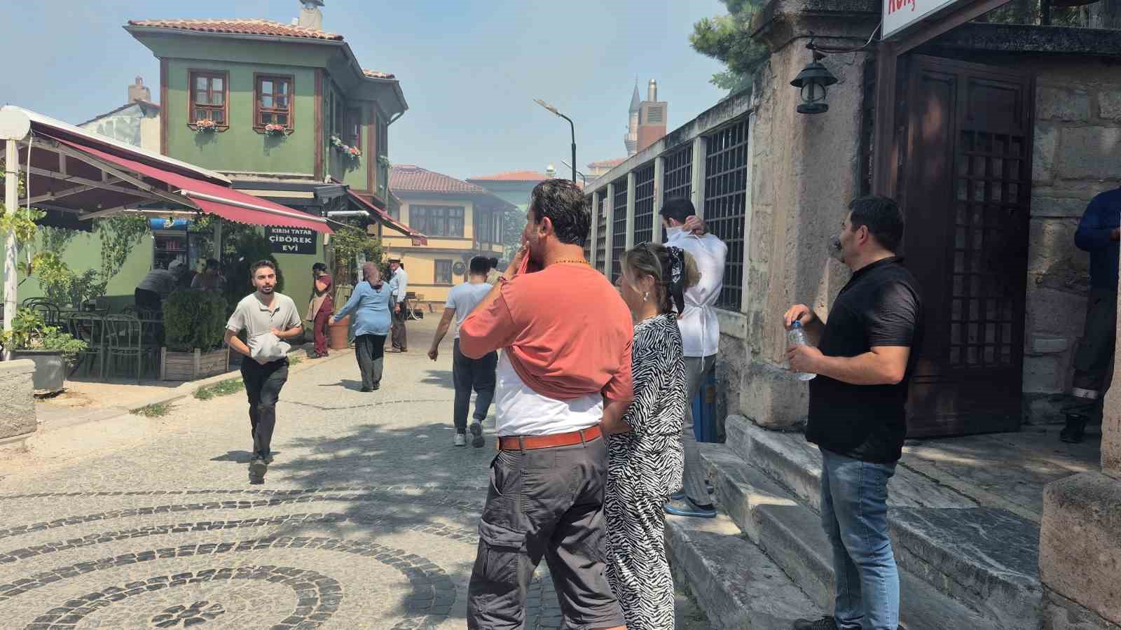 Tarihi bölgede çıkan yangının dumanı sebebiyle vatandaşlar zor anlar yaşadı