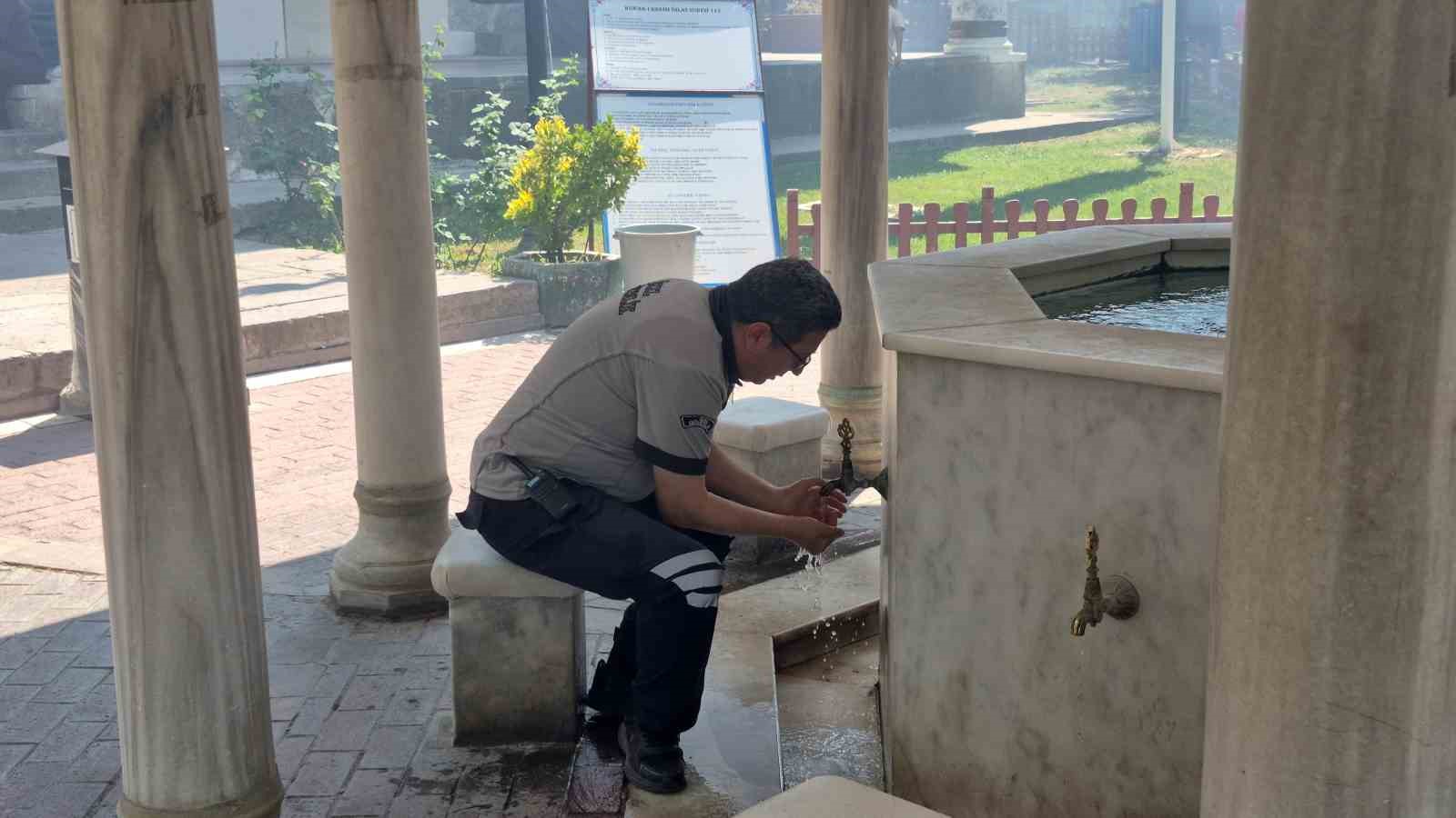 Tarihi bölgede çıkan yangının dumanı sebebiyle vatandaşlar zor anlar yaşadı