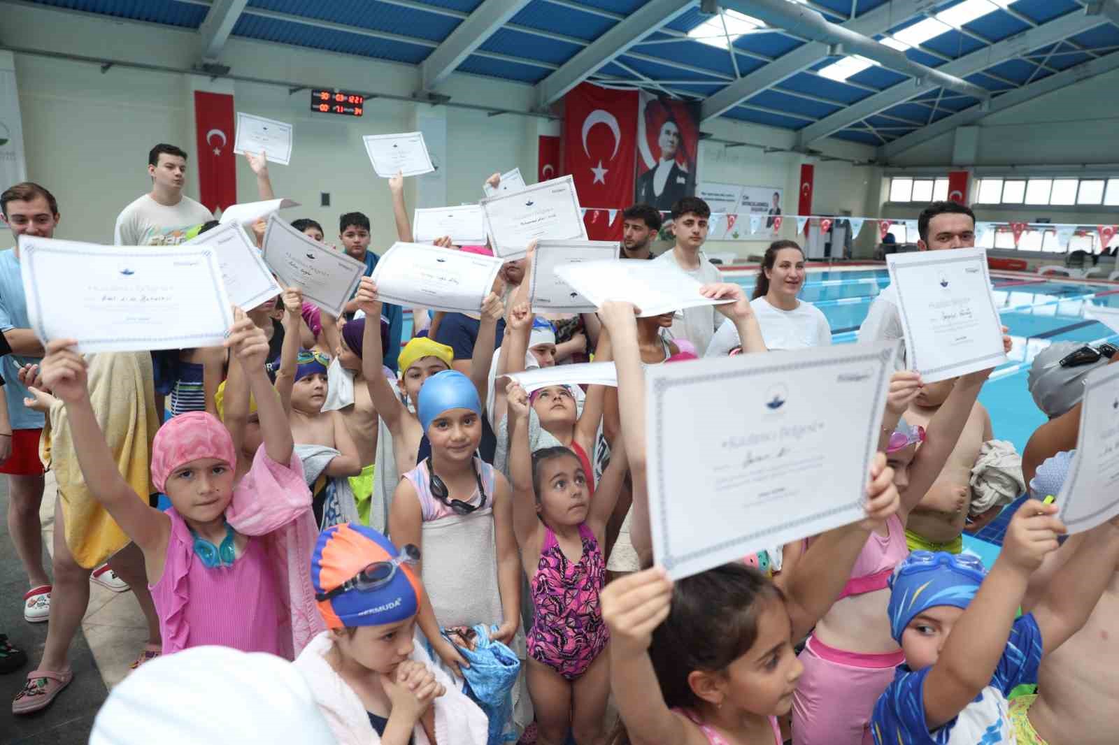 Osmangazi’de geleceğin yüzücüleri sertifikalarını aldı
