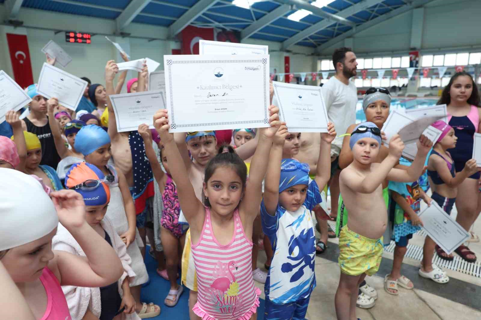 Osmangazi’de geleceğin yüzücüleri sertifikalarını aldı