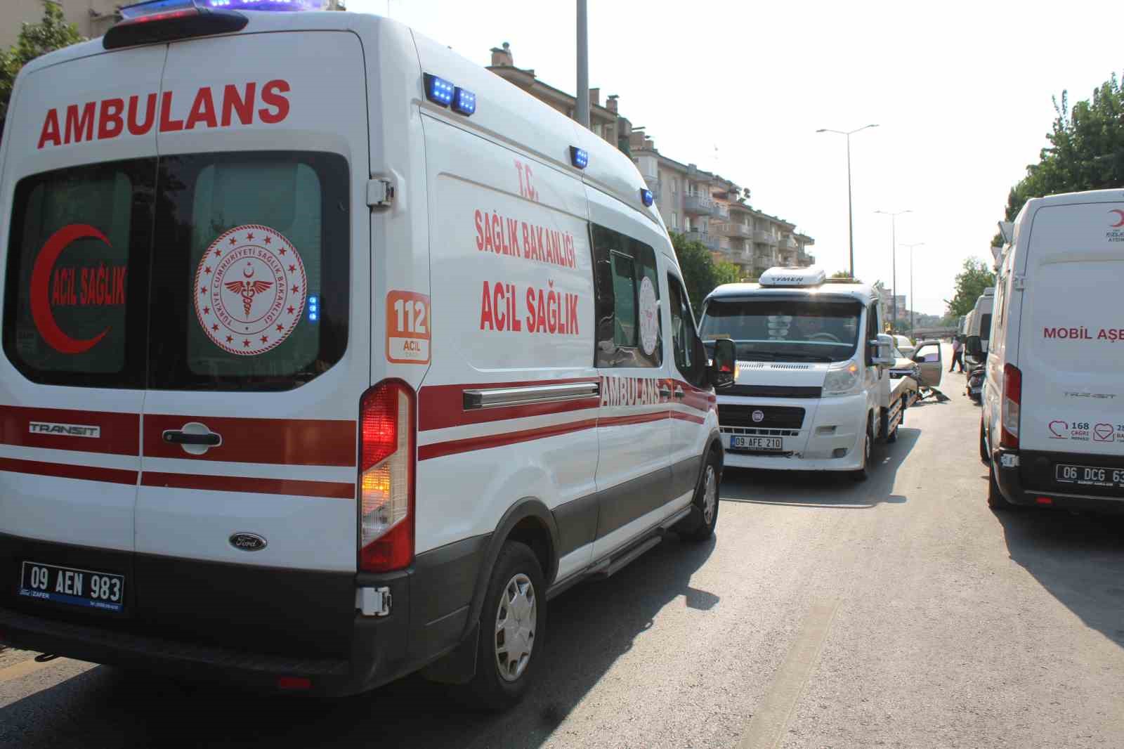 Direksiyon hakimiyetini kaybetti, karşı şeritteki otomobile çarptı