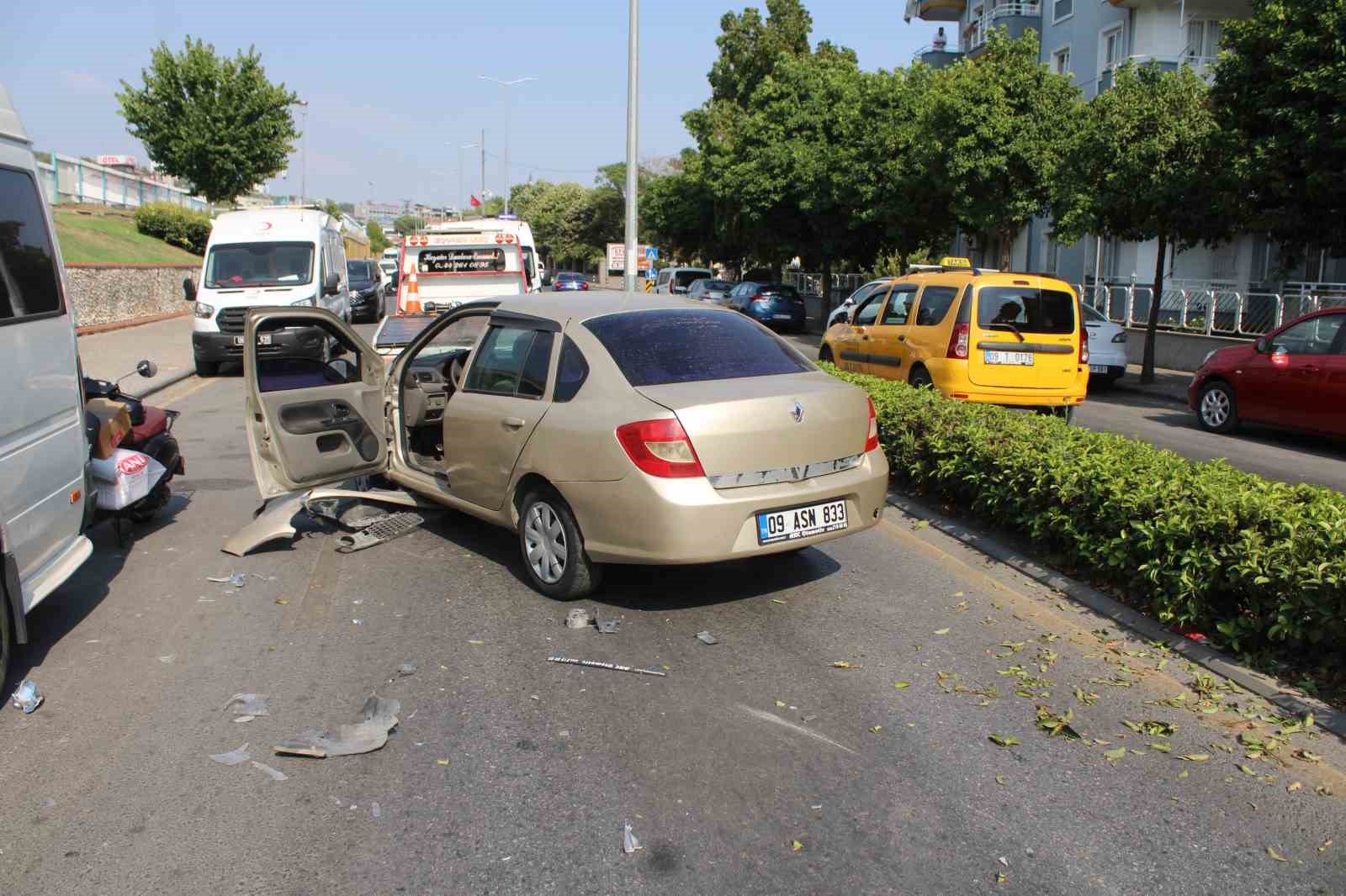 Direksiyon hakimiyetini kaybetti, karşı şeritteki otomobile çarptı