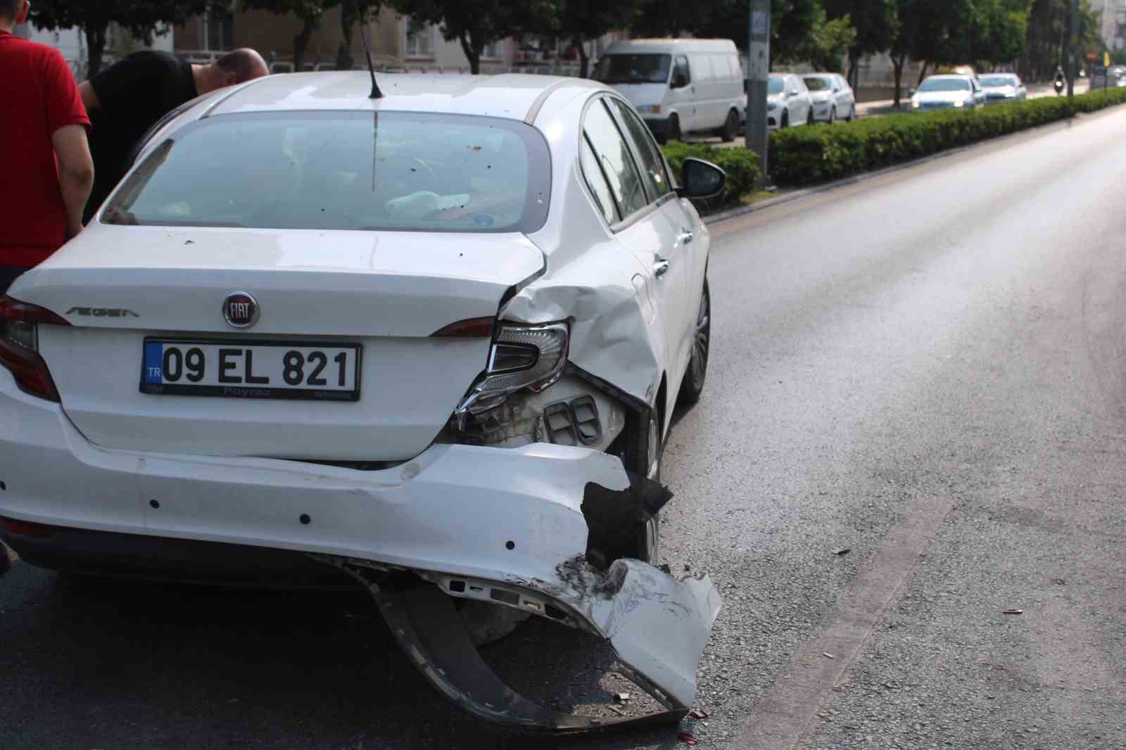 Direksiyon hakimiyetini kaybetti, karşı şeritteki otomobile çarptı