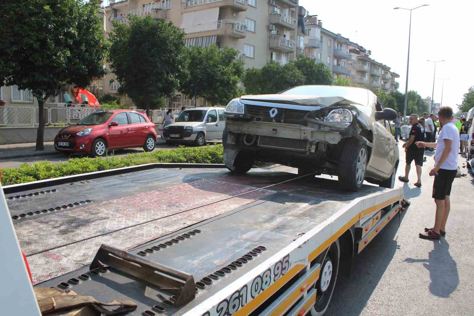 Direksiyon hakimiyetini kaybetti, karşı şeritteki otomobile çarptı