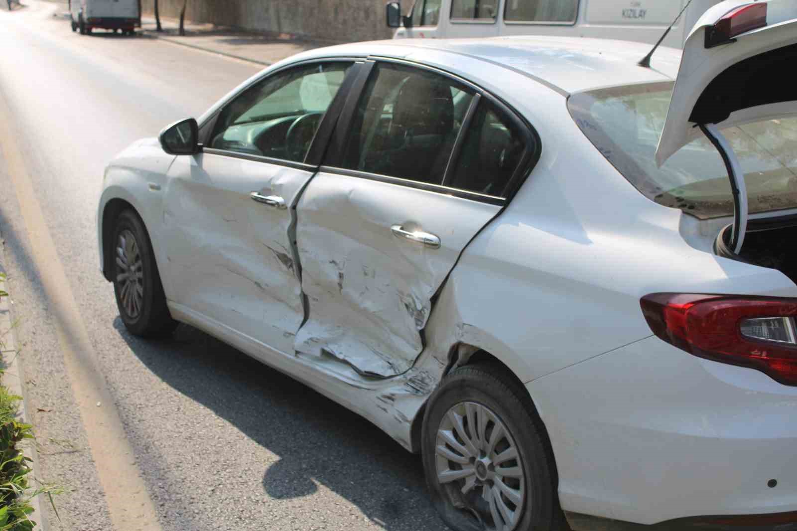 Direksiyon hakimiyetini kaybetti, karşı şeritteki otomobile çarptı