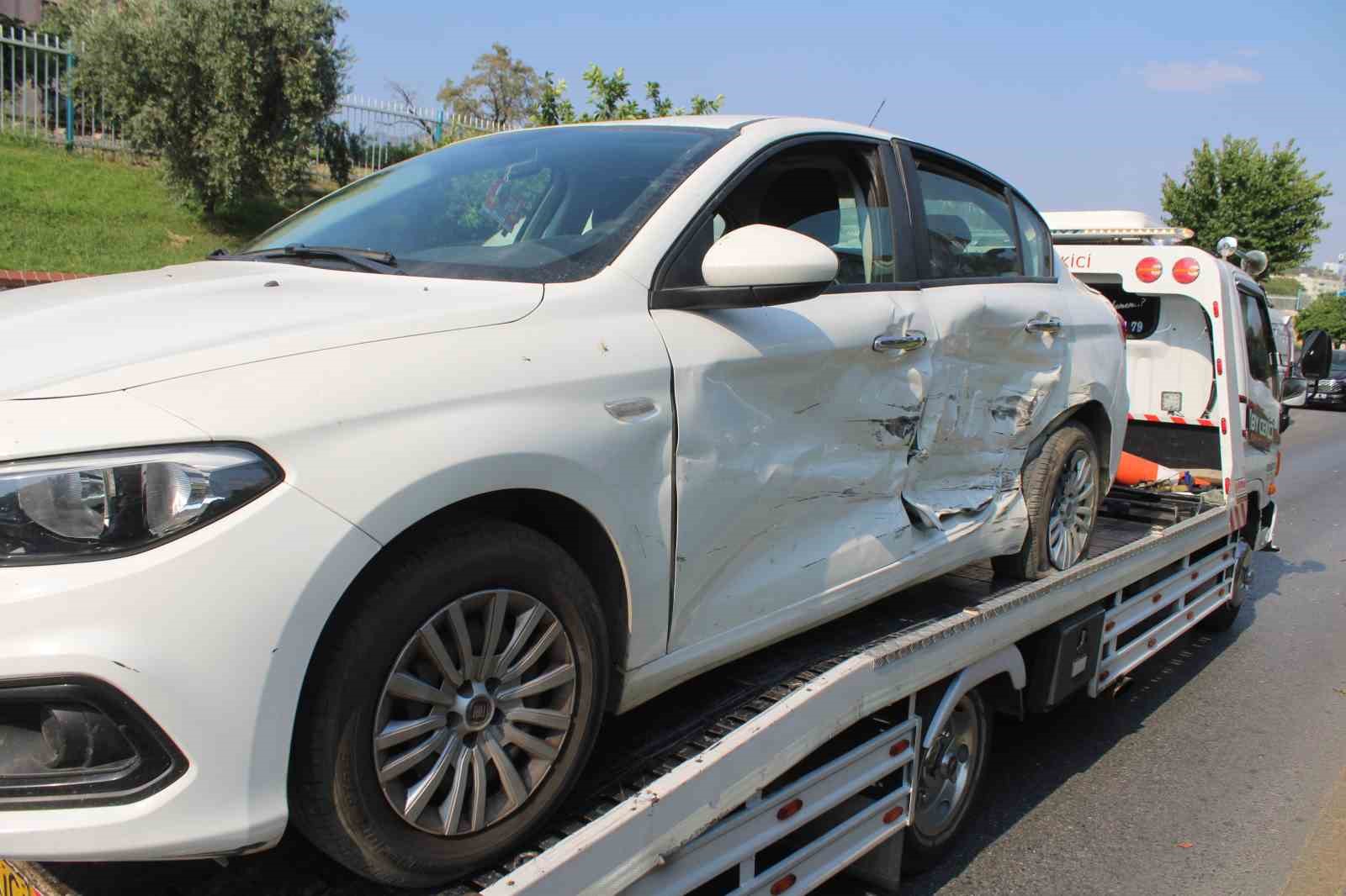Direksiyon hakimiyetini kaybetti, karşı şeritteki otomobile çarptı