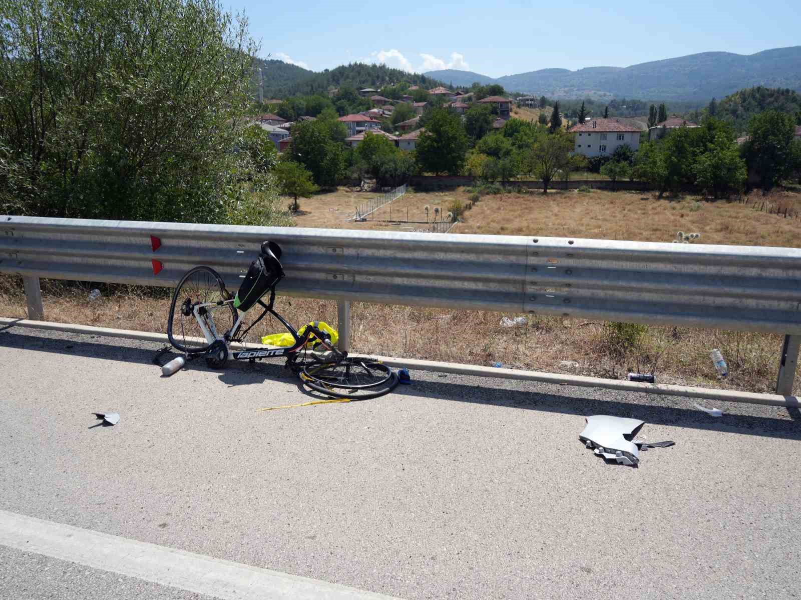 Otomobilin çarptığı bisikletli ağacın altında ölü bulundu, kaçan sürücü kısa sürede yakalandı