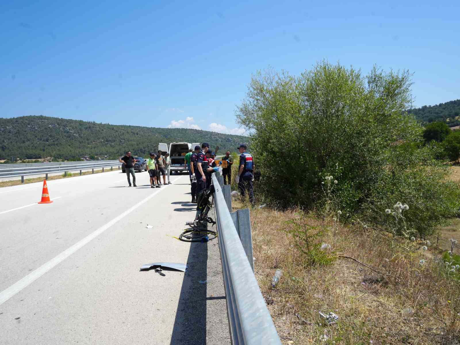 Otomobilin çarptığı bisikletli ağacın altında ölü bulundu, kaçan sürücü kısa sürede yakalandı