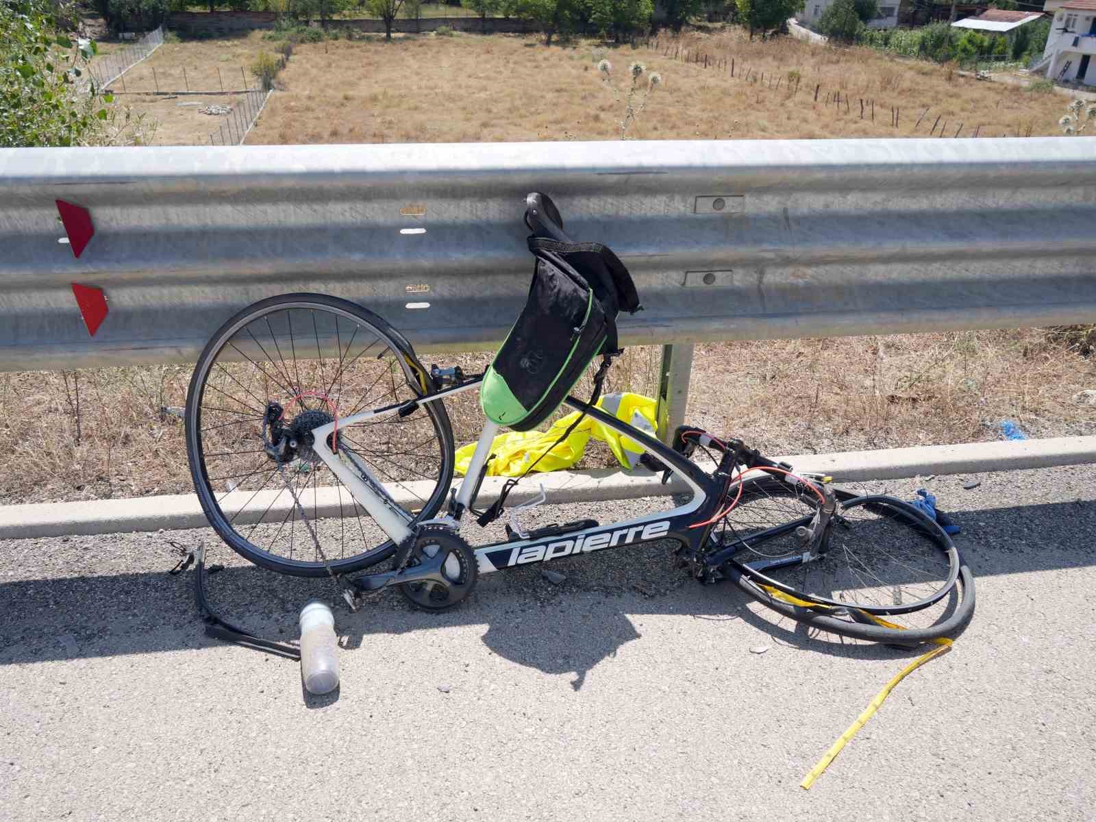 Otomobilin çarptığı bisikletli ağacın altında ölü bulundu, kaçan sürücü kısa sürede yakalandı