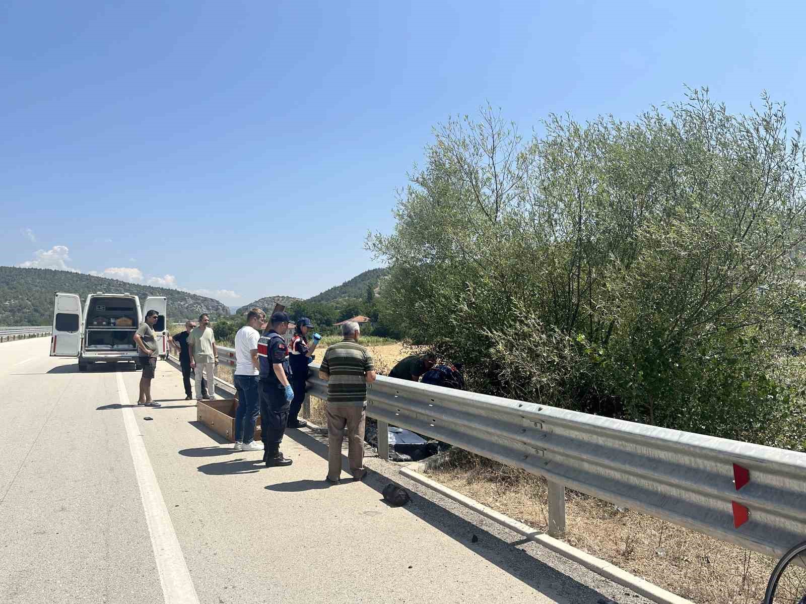 Otomobilin çarptığı bisikletli ağacın altında ölü bulundu, kaçan sürücü kısa sürede yakalandı