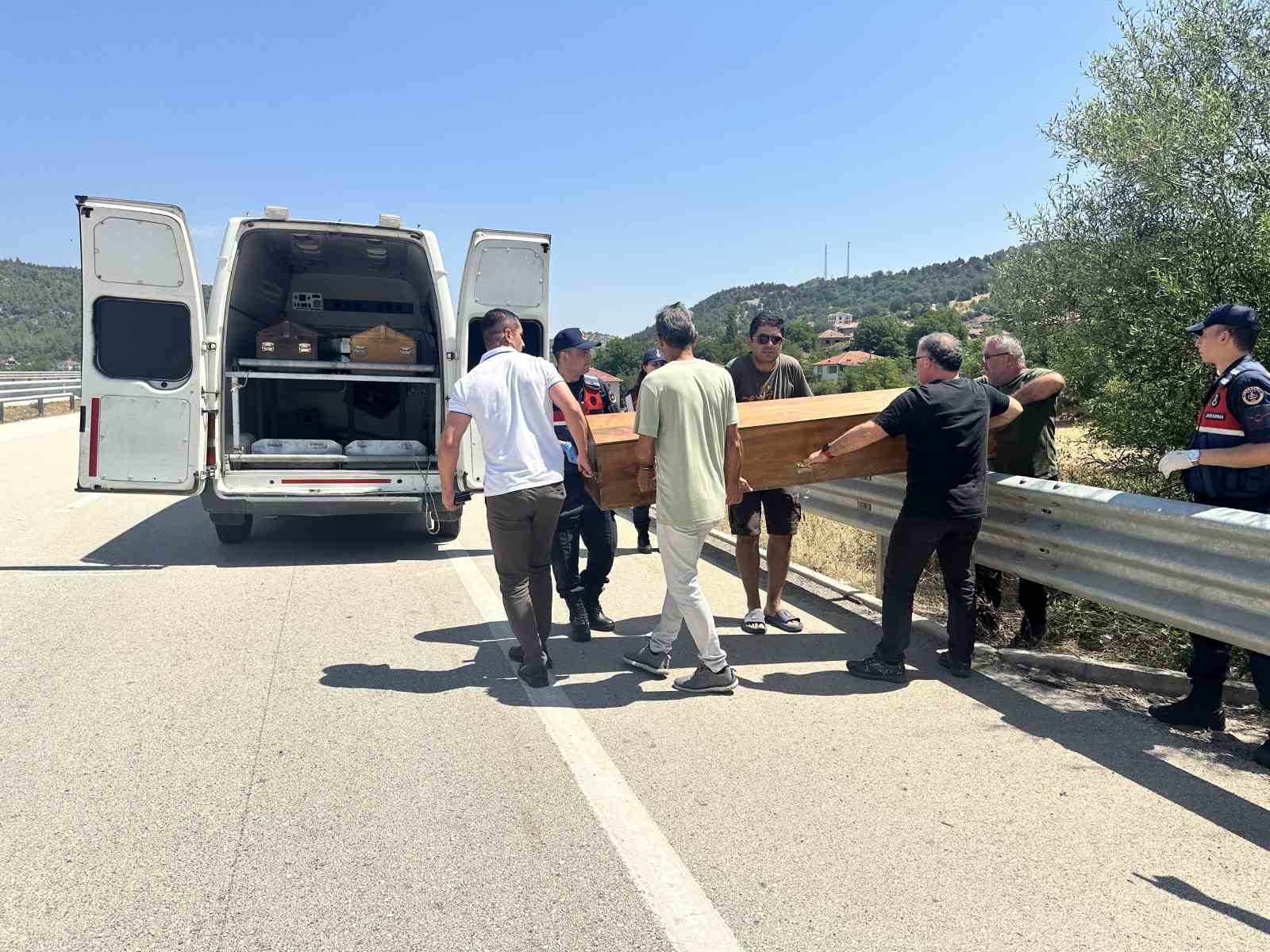 Otomobilin çarptığı bisikletli ağacın altında ölü bulundu, kaçan sürücü kısa sürede yakalandı