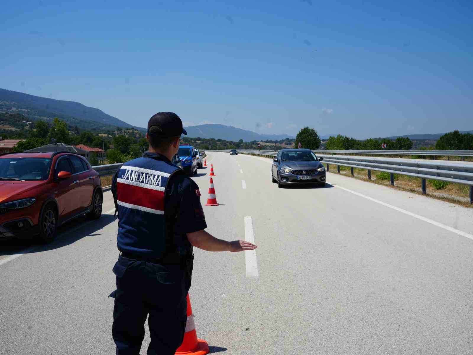 Otomobilin çarptığı bisikletli ağacın altında ölü bulundu, kaçan sürücü kısa sürede yakalandı